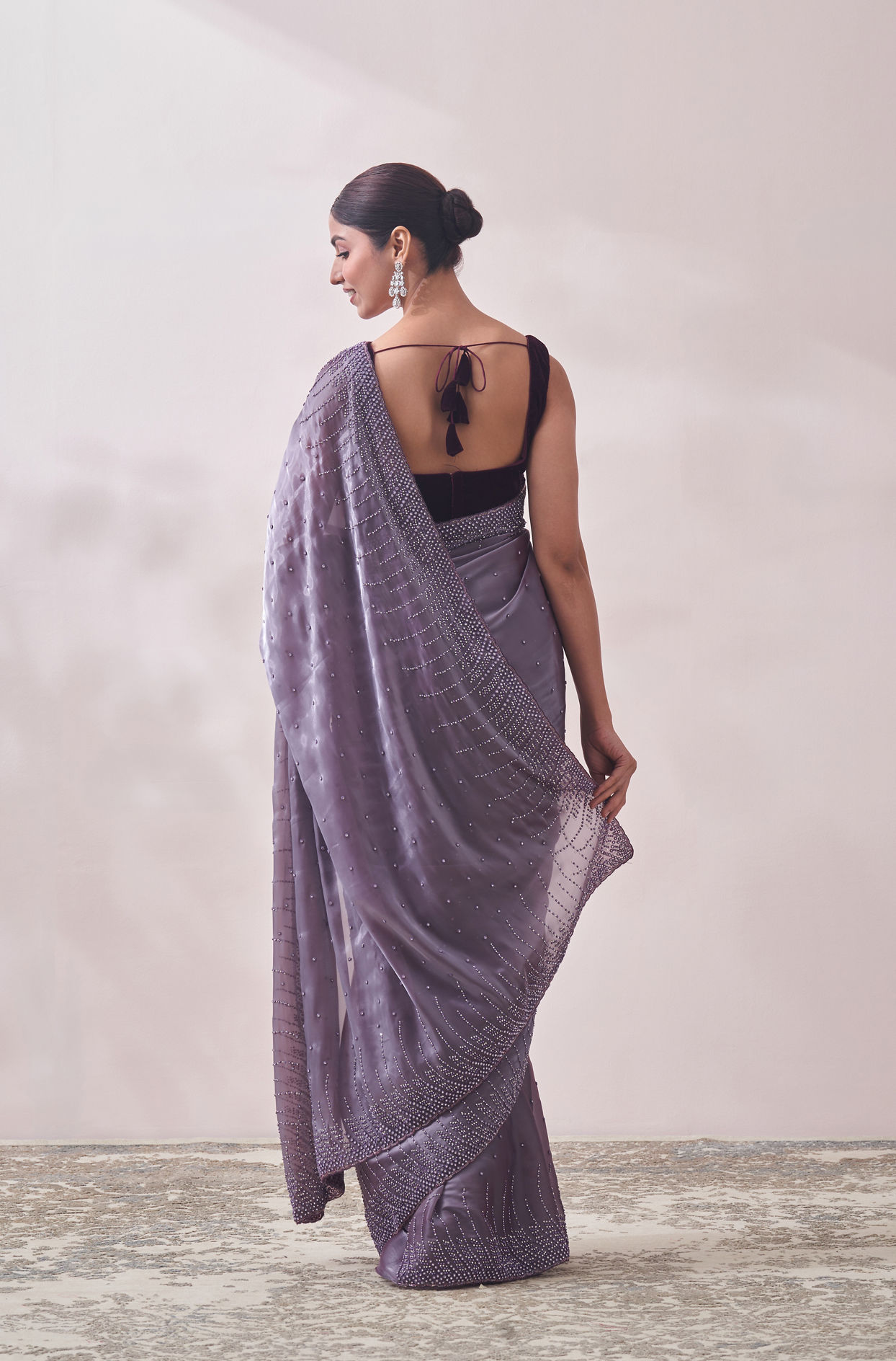 alt message - Mohey Women Lilac Stone Embellished Saree image number 2