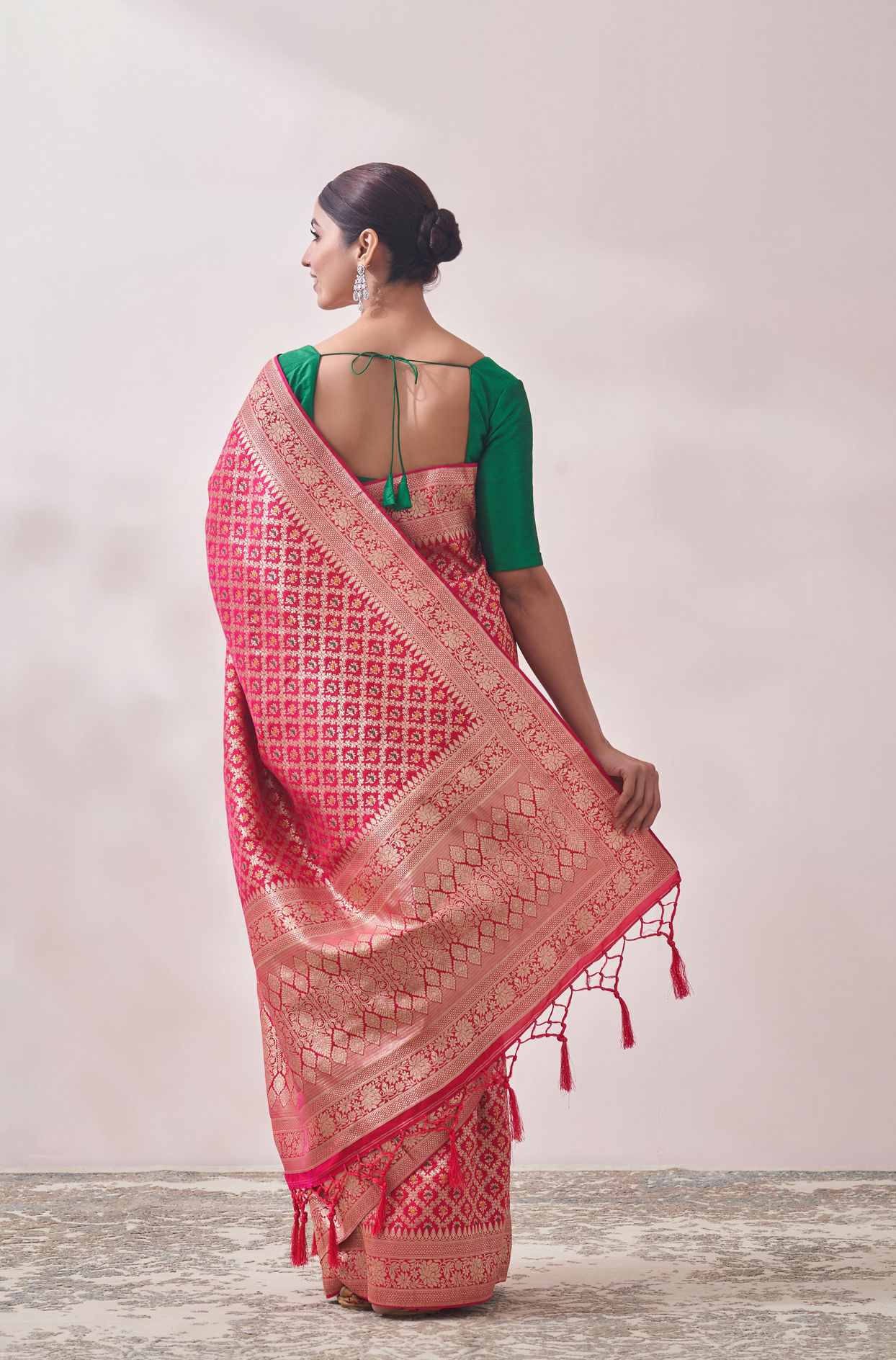 alt message - Mohey Women Rani Pink Patterned Saree image number 2