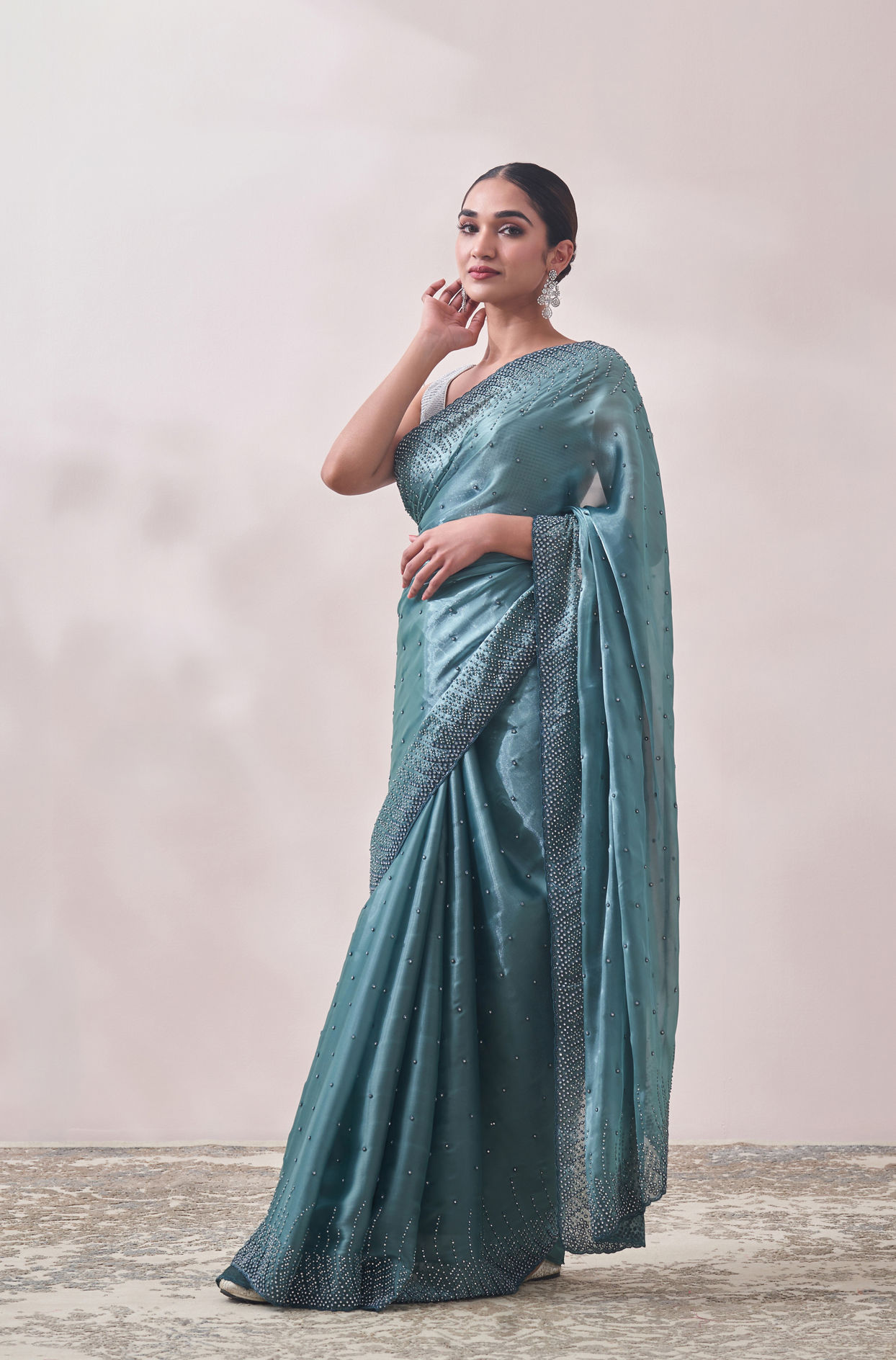 alt message - Mohey Women Teal Blue Stone Embellished Saree image number 3