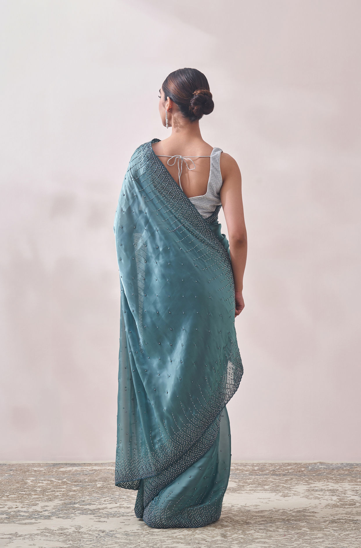 alt message - Mohey Women Teal Blue Stone Embellished Saree image number 2