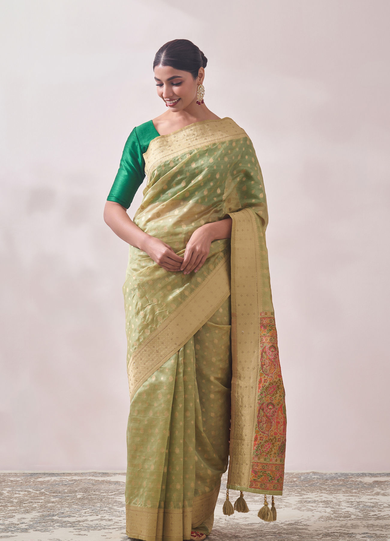 Mohey Women Classy Pista Patterned Saree