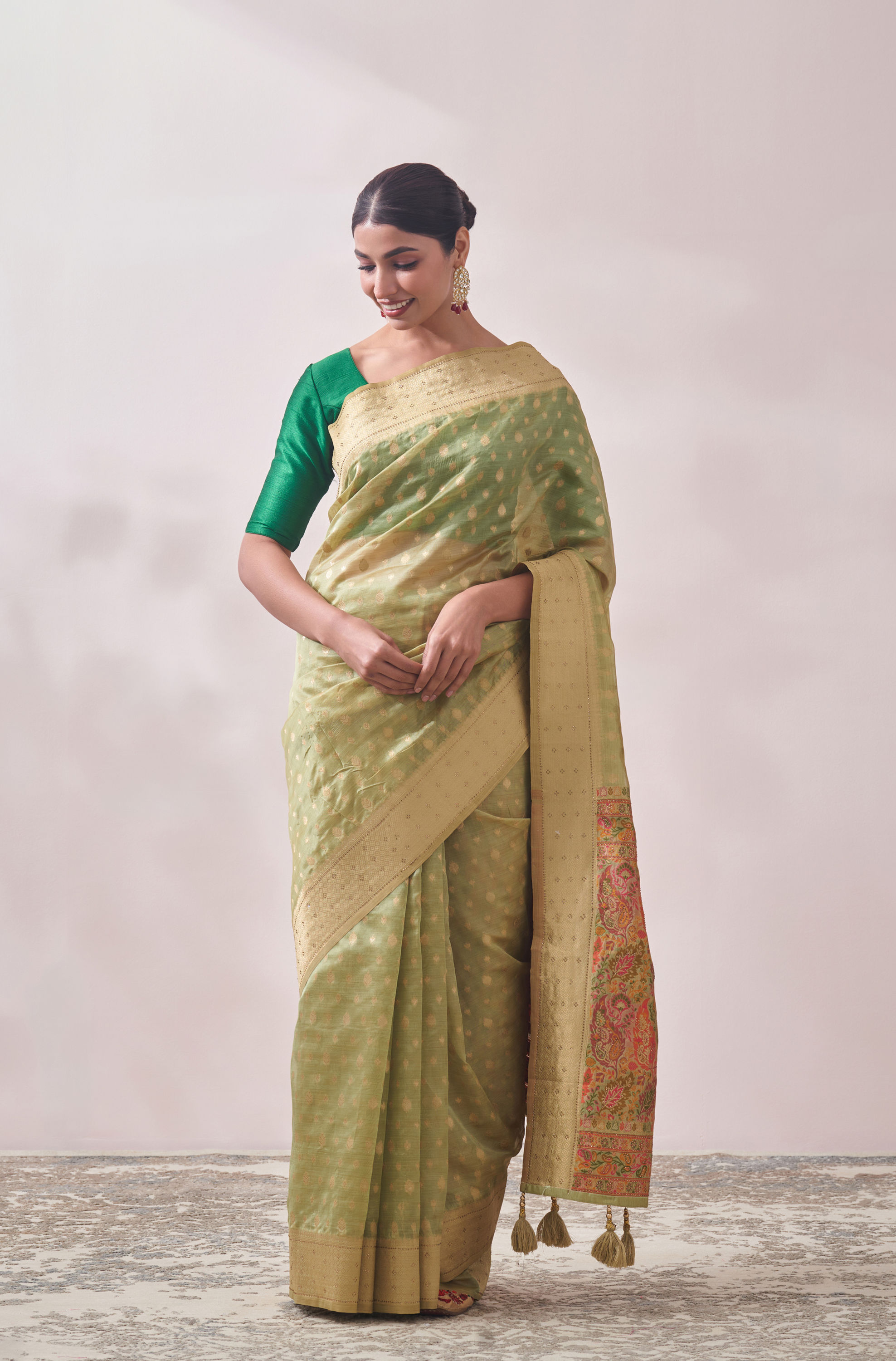 Mohey Women Classy Pista Patterned Saree