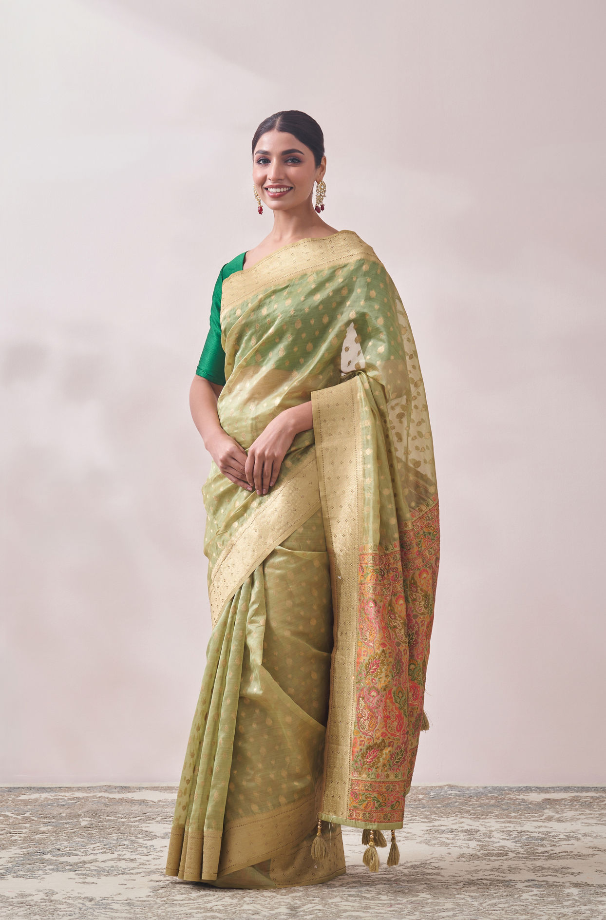 alt message - Mohey Women Classy Pista Patterned Saree image number 3