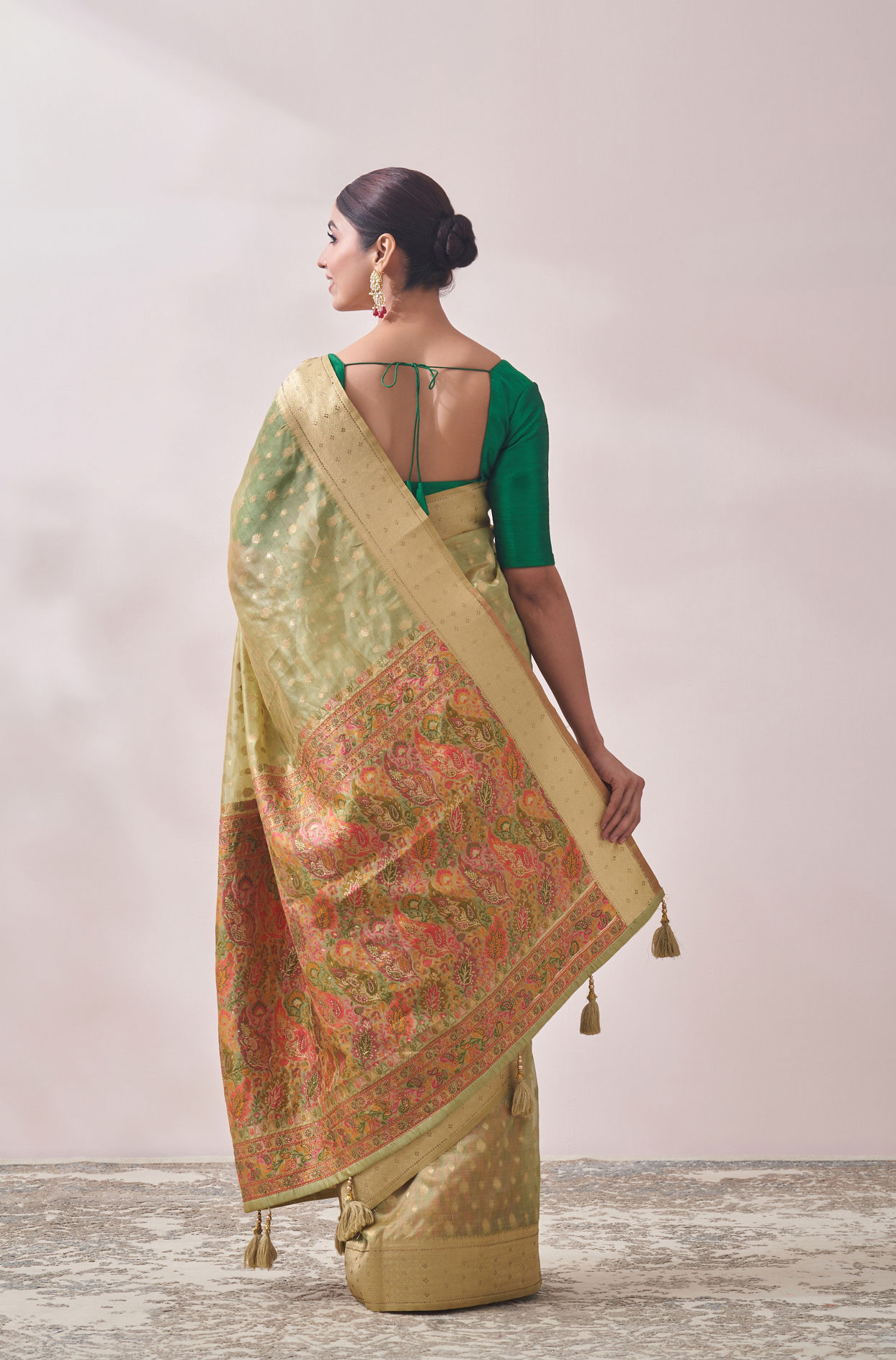 alt message - Mohey Women Classy Pista Patterned Saree image number 2