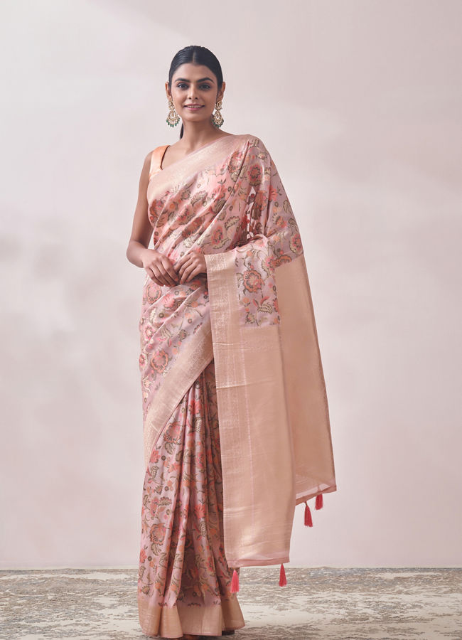 alt message - Mohey Women Coral Pink Floral Print Saree image number 0