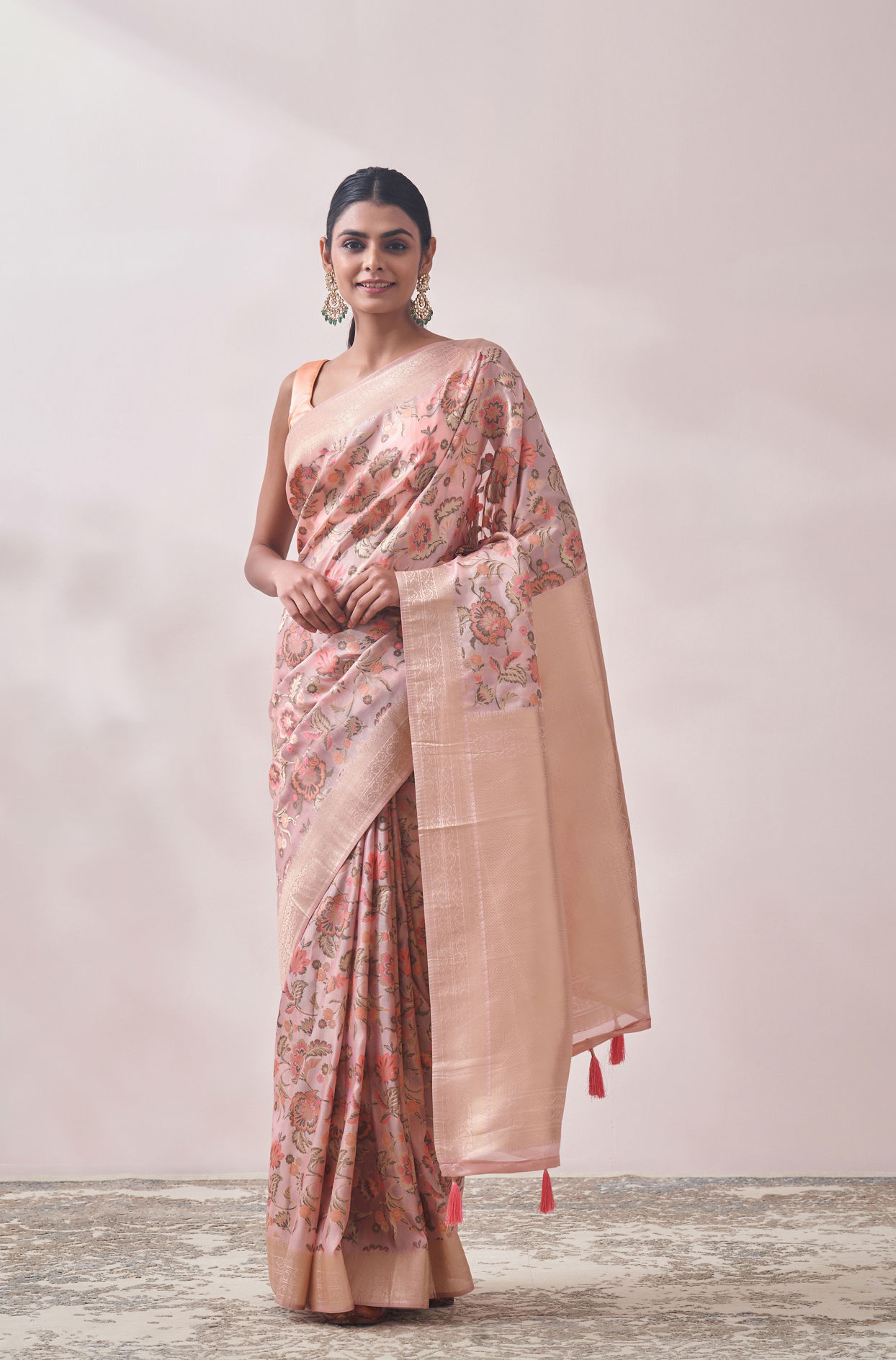 alt message - Mohey Women Coral Pink Floral Print Saree image number 0