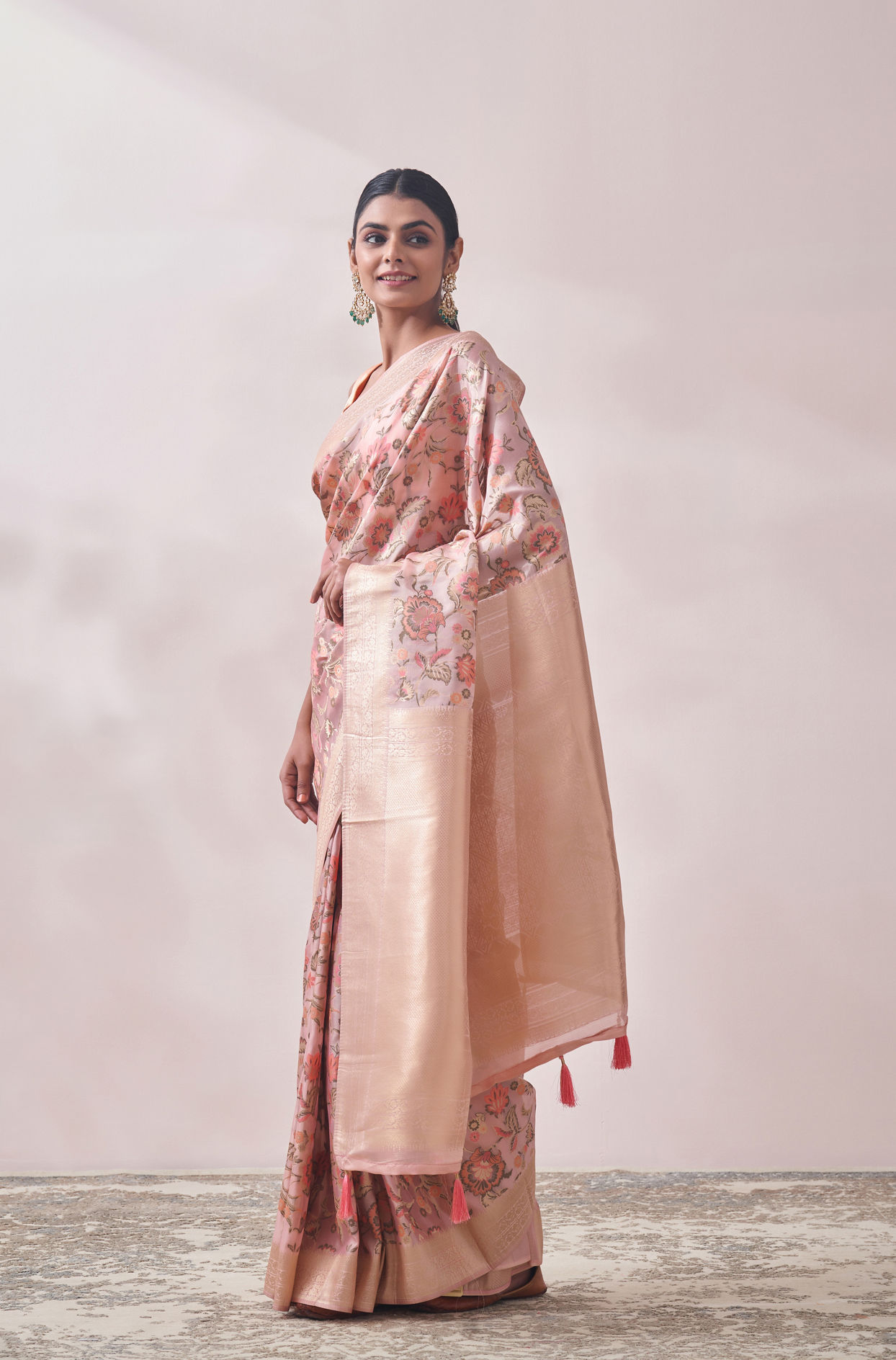 alt message - Mohey Women Coral Pink Floral Print Saree image number 3