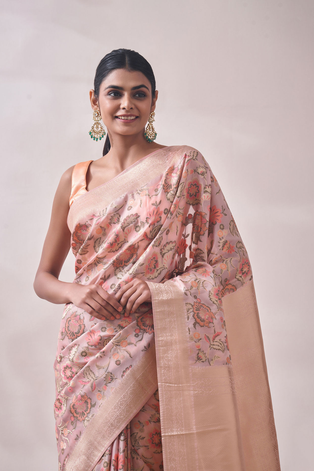 alt message - Mohey Women Coral Pink Floral Print Saree image number 1