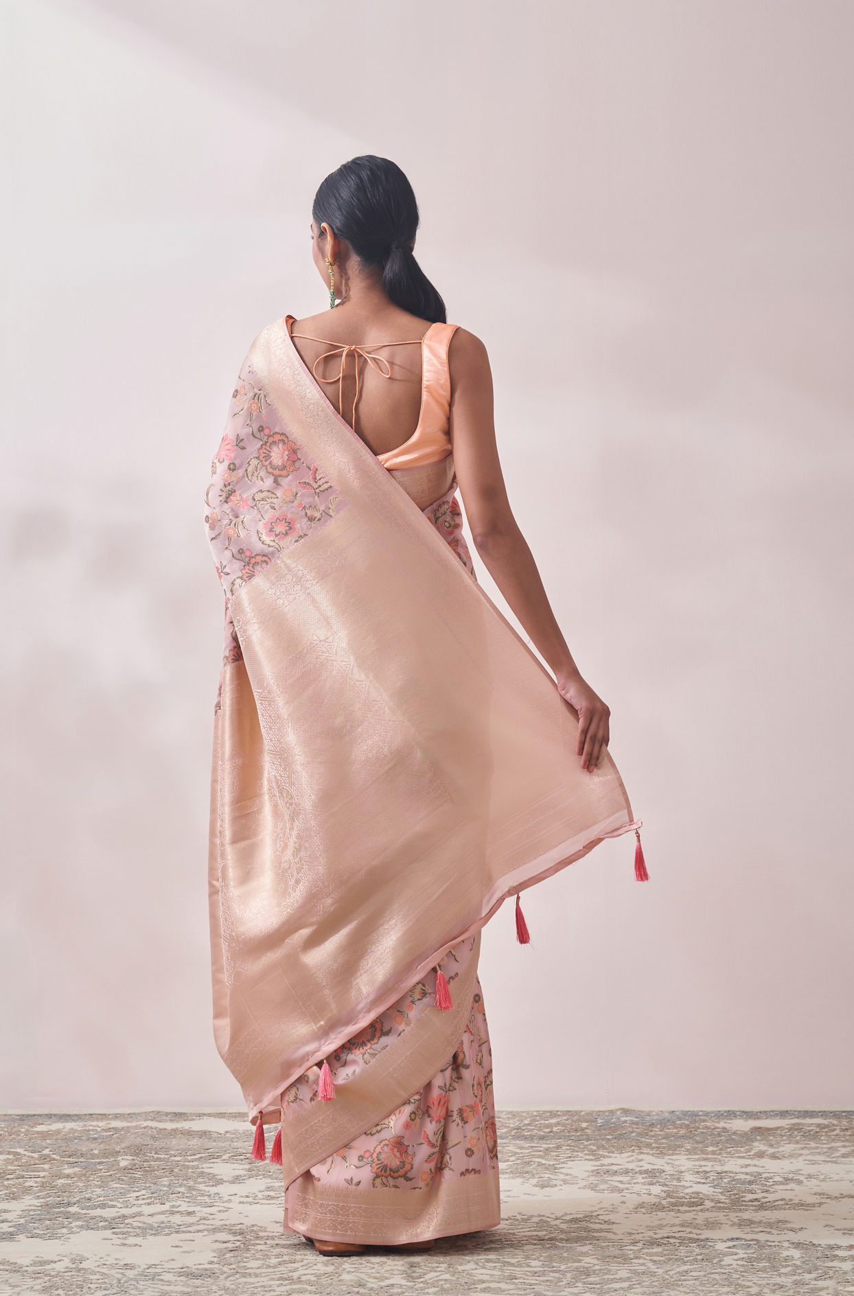 alt message - Mohey Women Coral Pink Floral Print Saree image number 2