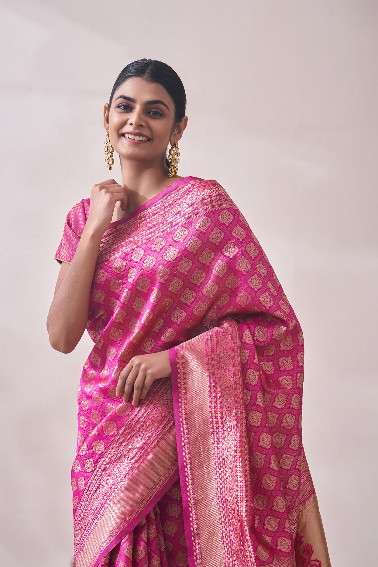 alt message - Mohey Women Dark Pink Zari Weaved Saree image number 1