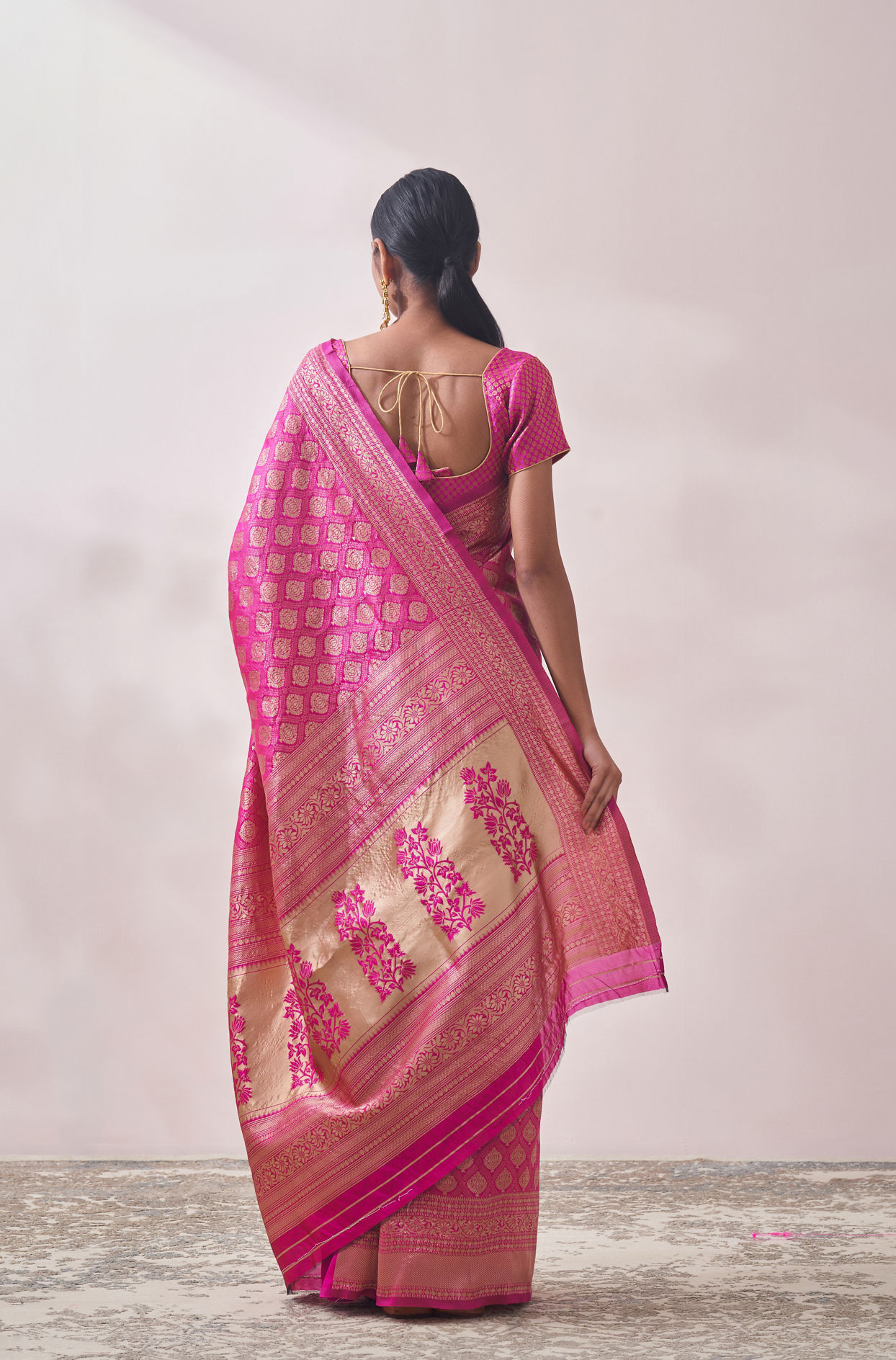 alt message - Mohey Women Dark Pink Zari Weaved Saree image number 2