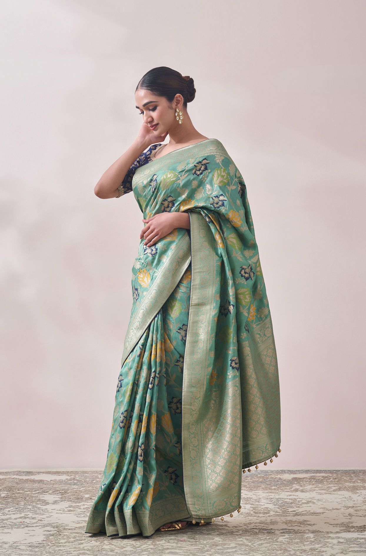 alt message - Mohey Women Sea Green Floral Print Saree image number 3