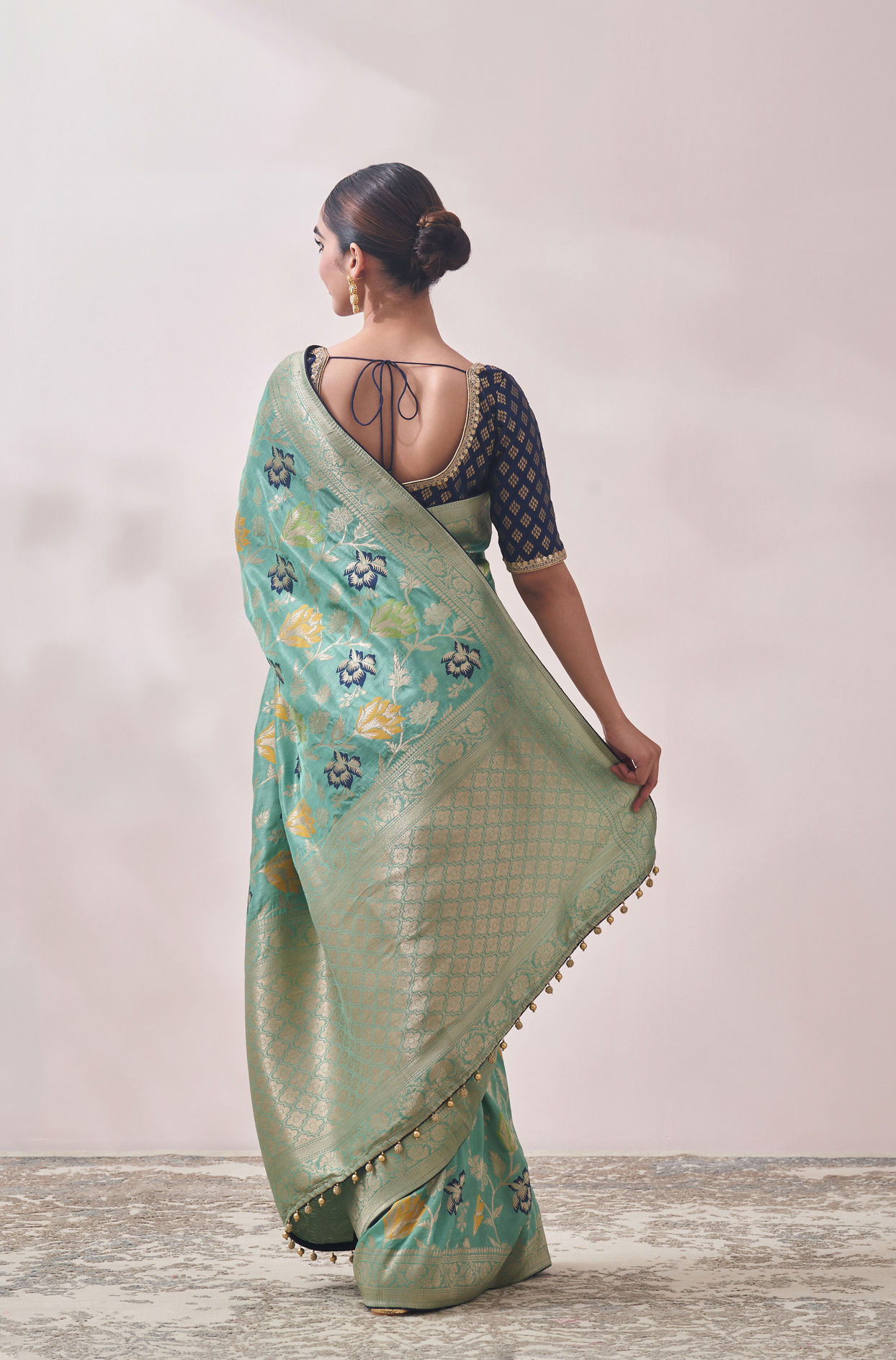 alt message - Mohey Women Sea Green Floral Print Saree image number 2