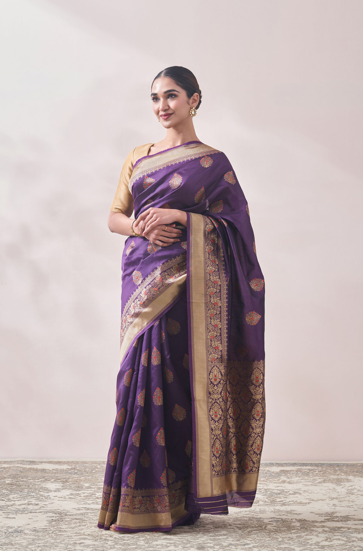 alt message - Mohey Women Dark Purple Contrast Motif Saree image number 3