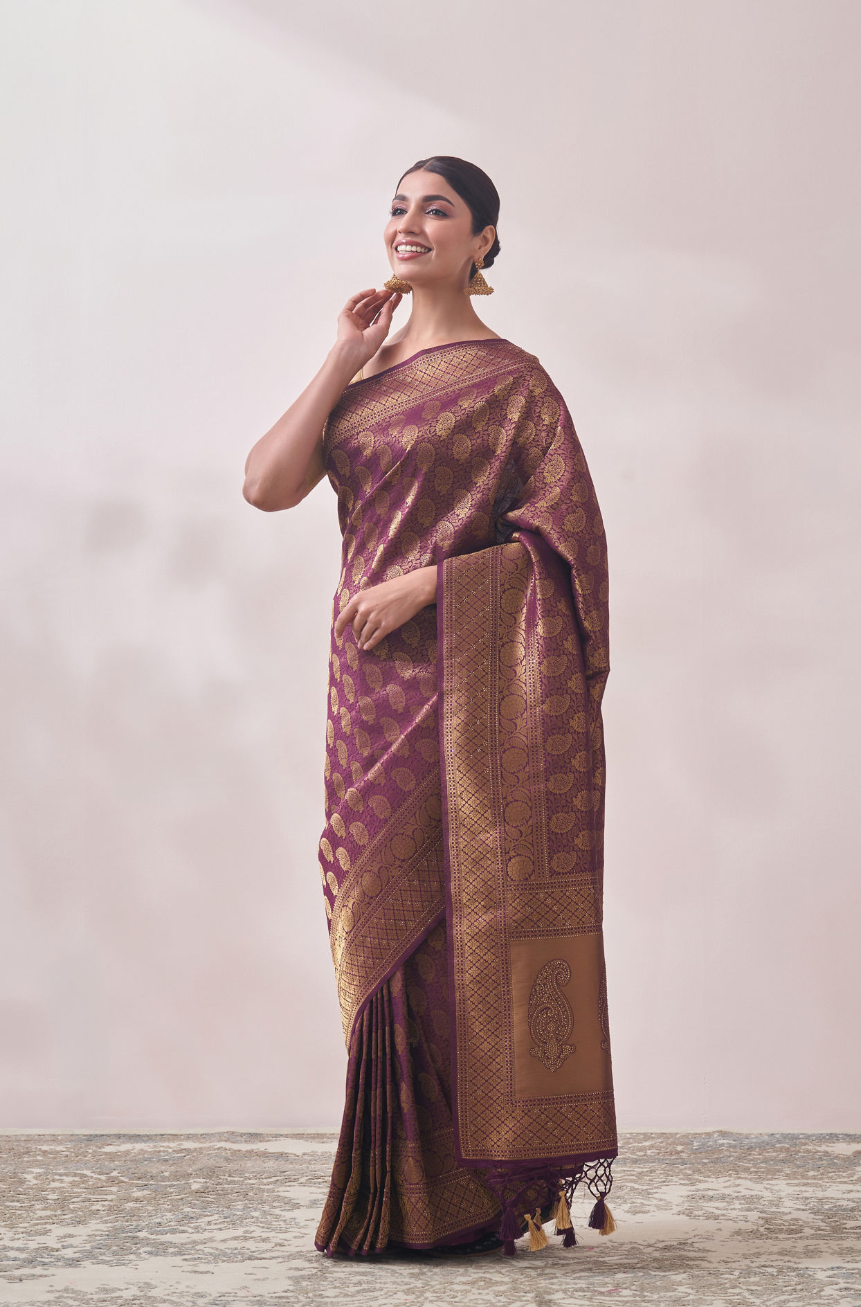 Berry Wine Patterned Saree image number 3