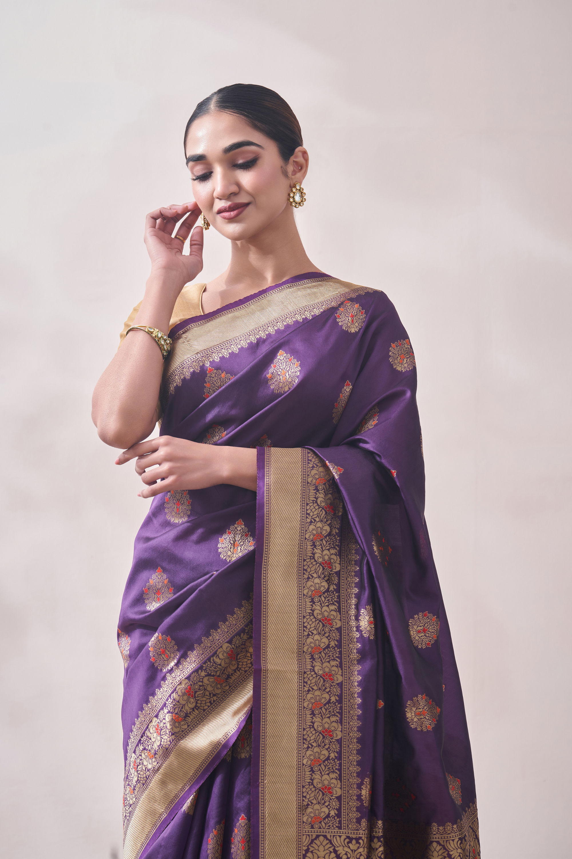 Mohey Women Dark Purple Contrast Motif Saree