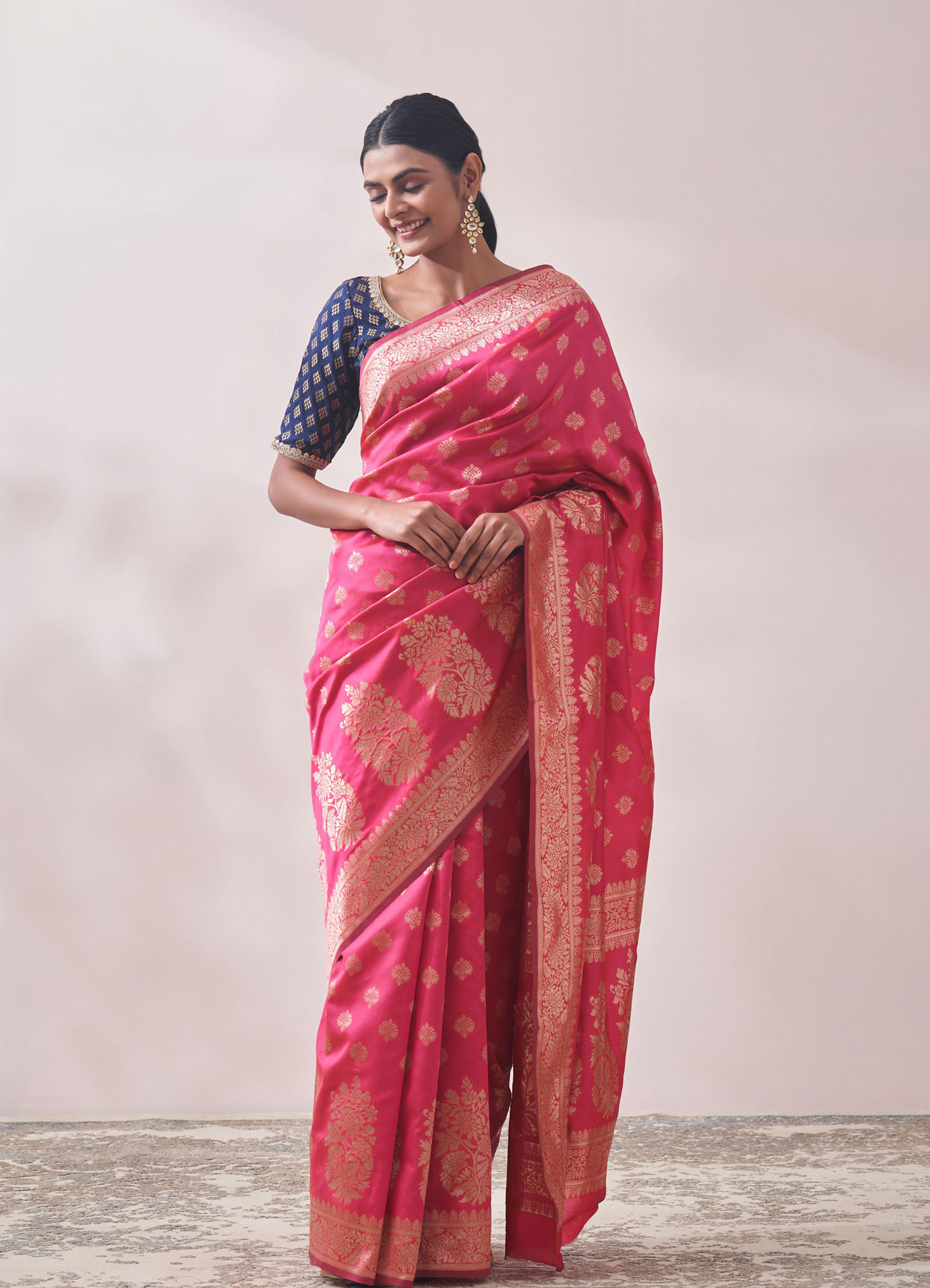 Mohey Women Splashy Pink Patterned Saree