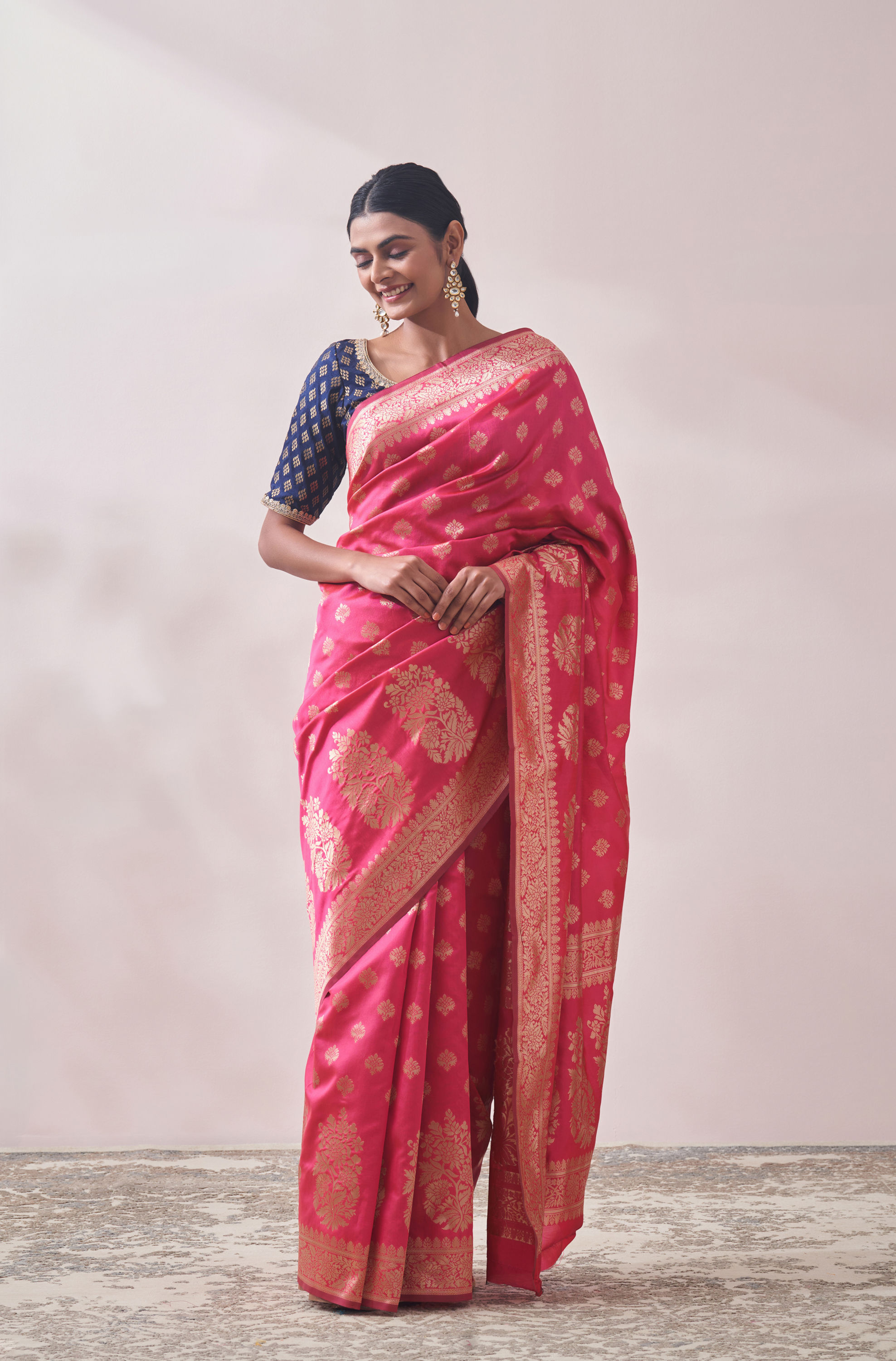 Mohey Women Splashy Pink Patterned Saree