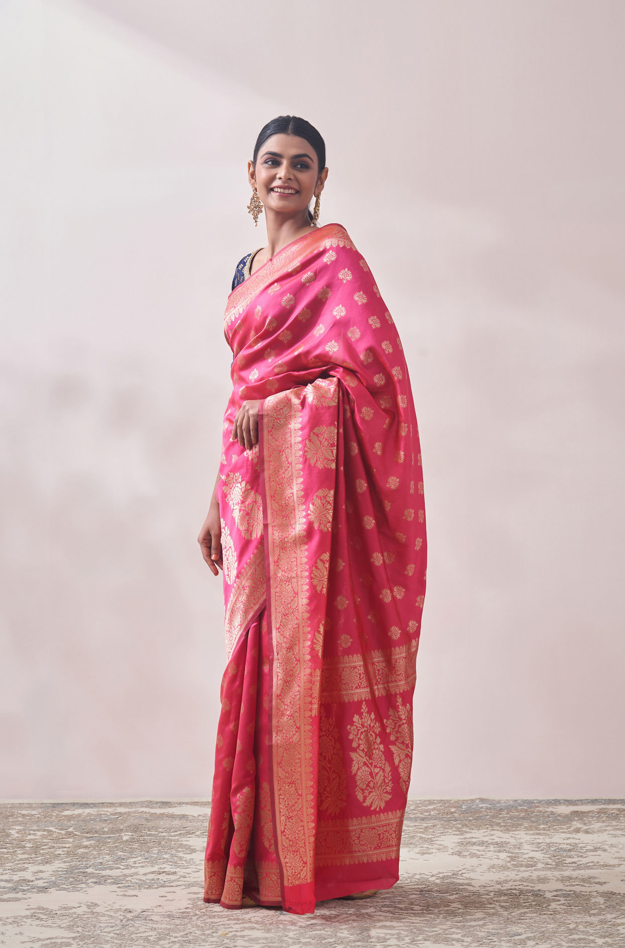 Mohey Women Splashy Pink Patterned Saree