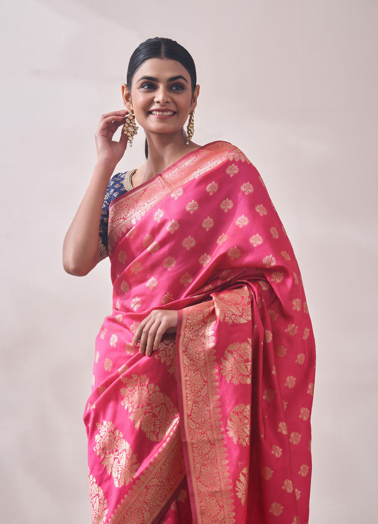 Mohey Women Splashy Pink Patterned Saree