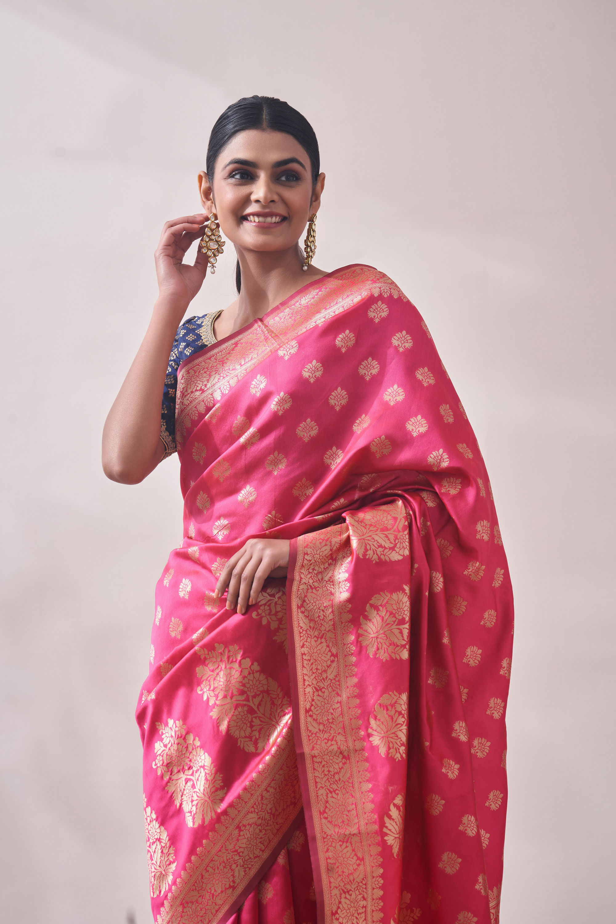 Mohey Women Splashy Pink Patterned Saree