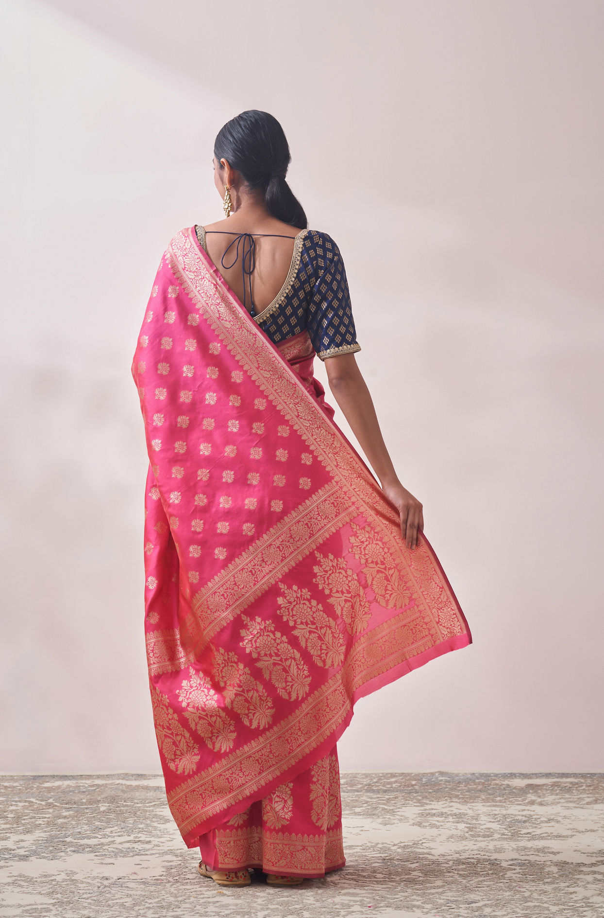 Mohey Women Splashy Pink Patterned Saree