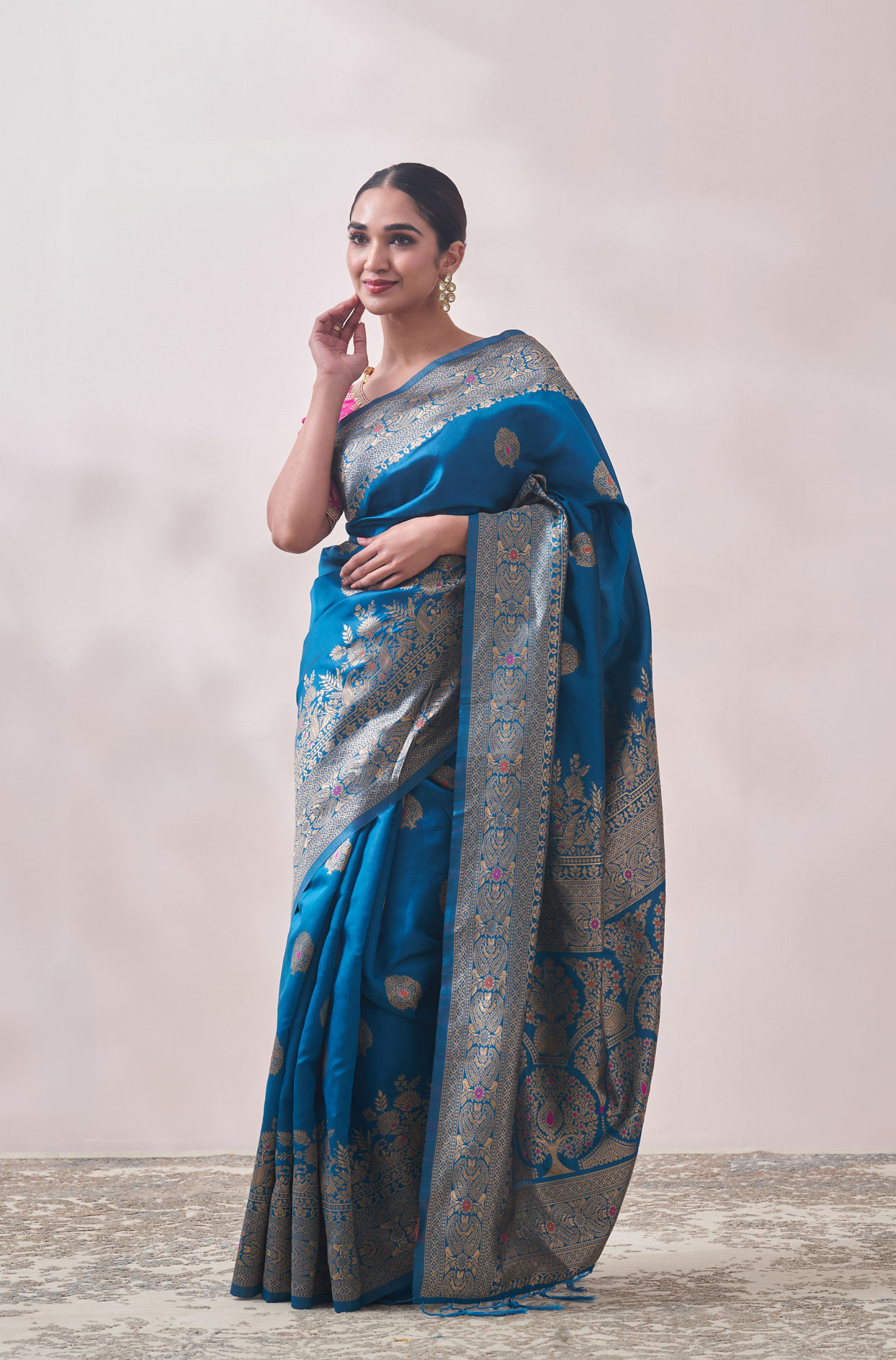 alt message - Mohey Women Teal Blue Patterned Saree image number 0