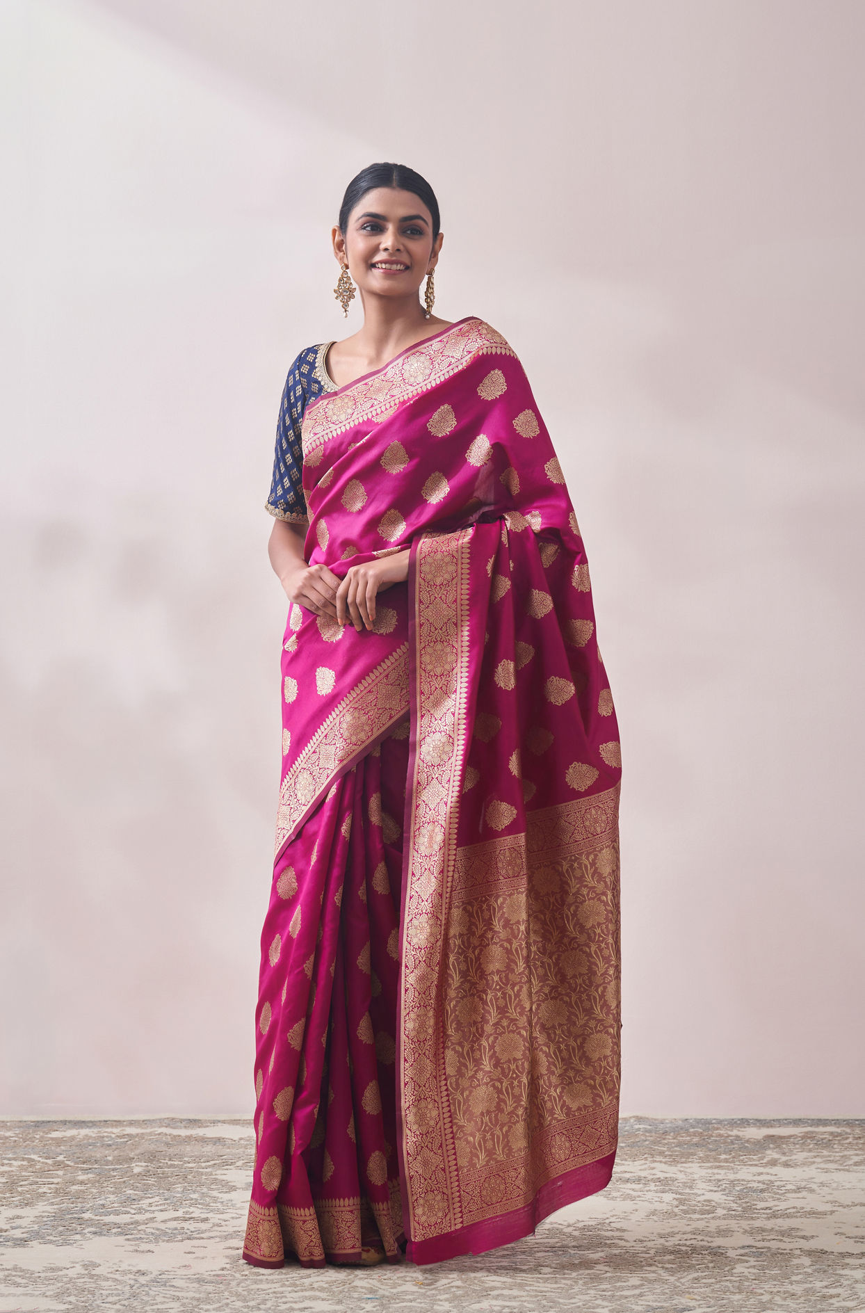 alt message - Mohey Women Magenta Zari Weaved Saree image number 0