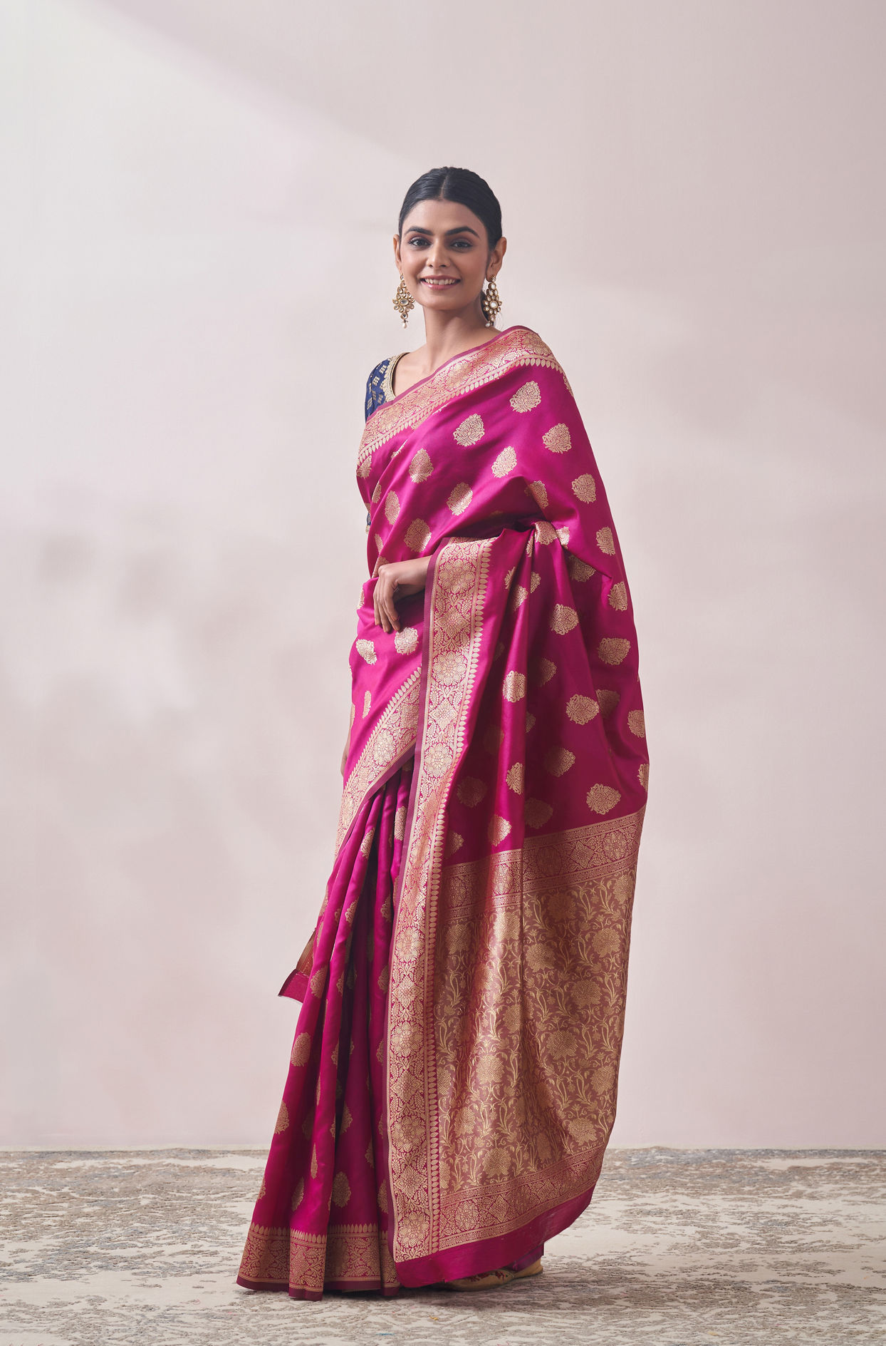 alt message - Mohey Women Magenta Zari Weaved Saree image number 3