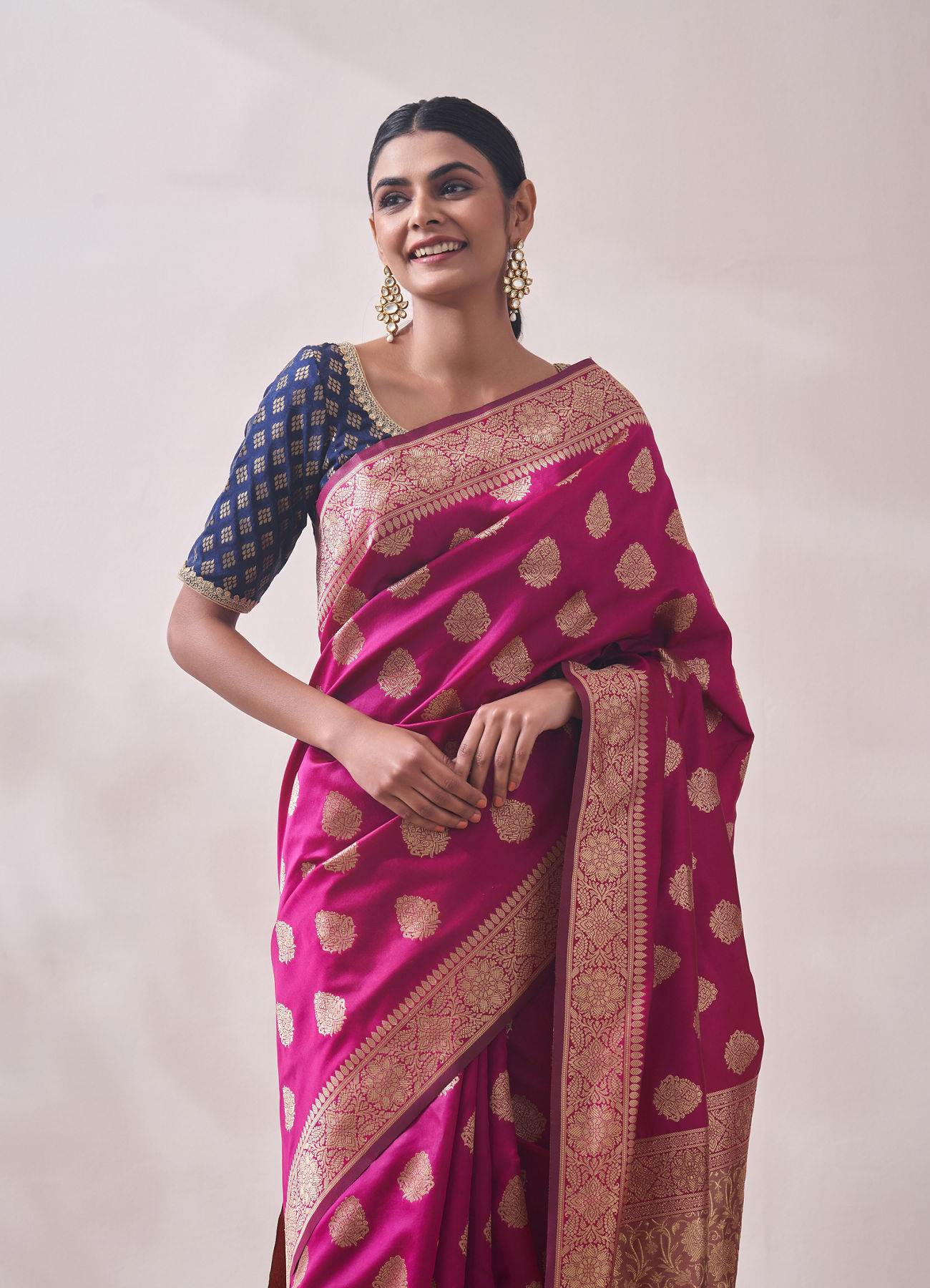 Mohey Women Magenta Zari Weaved Saree