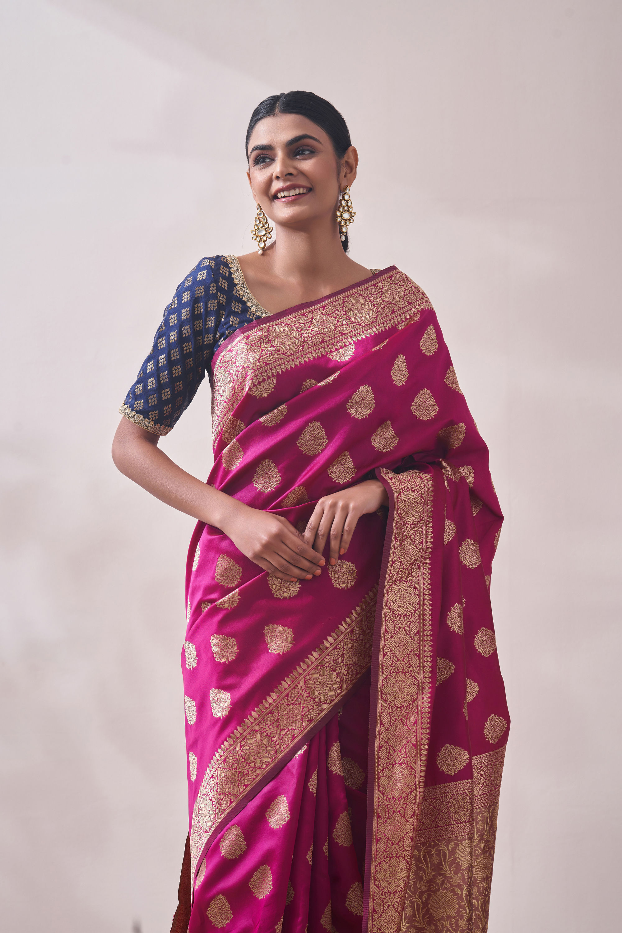 Mohey Women Magenta Zari Weaved Saree