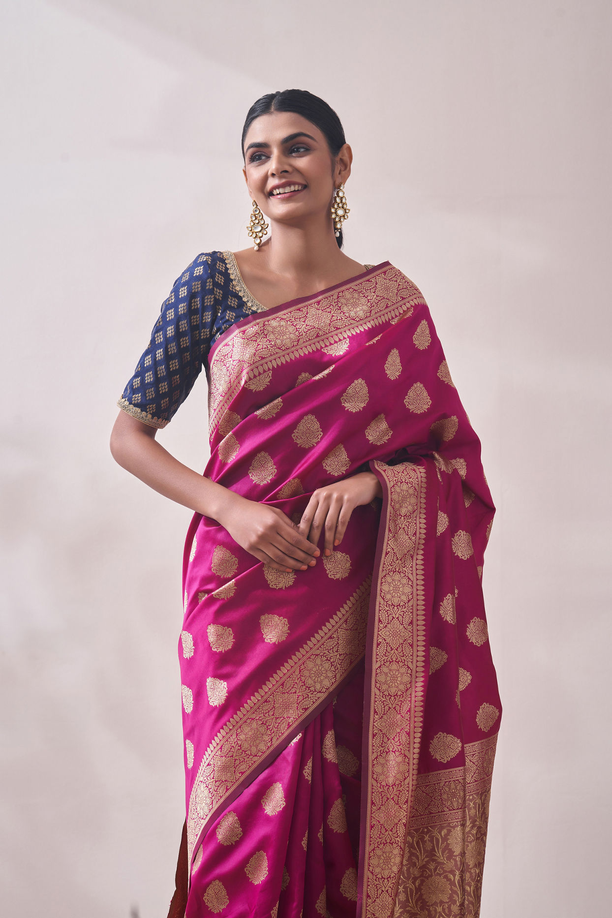 alt message - Mohey Women Magenta Zari Weaved Saree image number 1