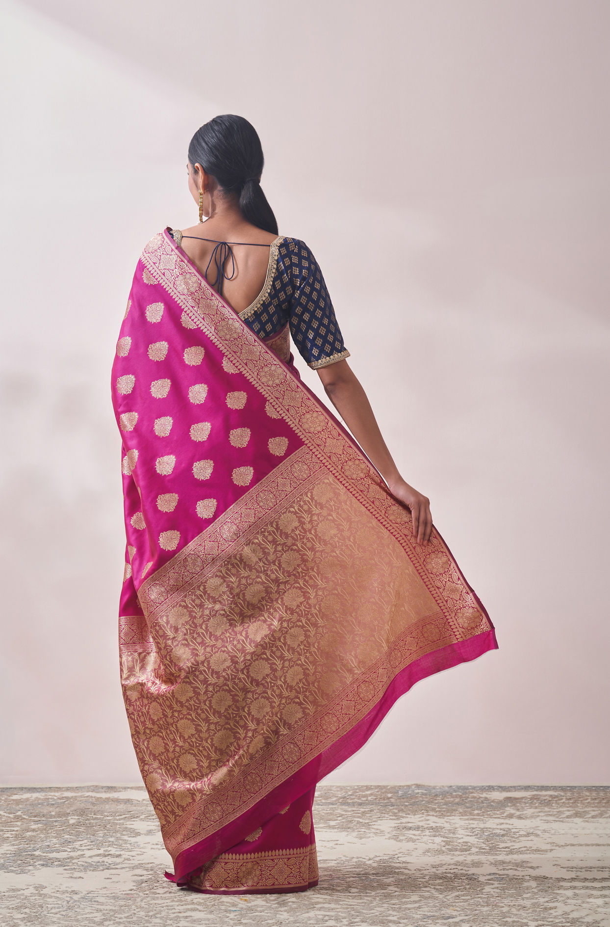 alt message - Mohey Women Magenta Zari Weaved Saree image number 2