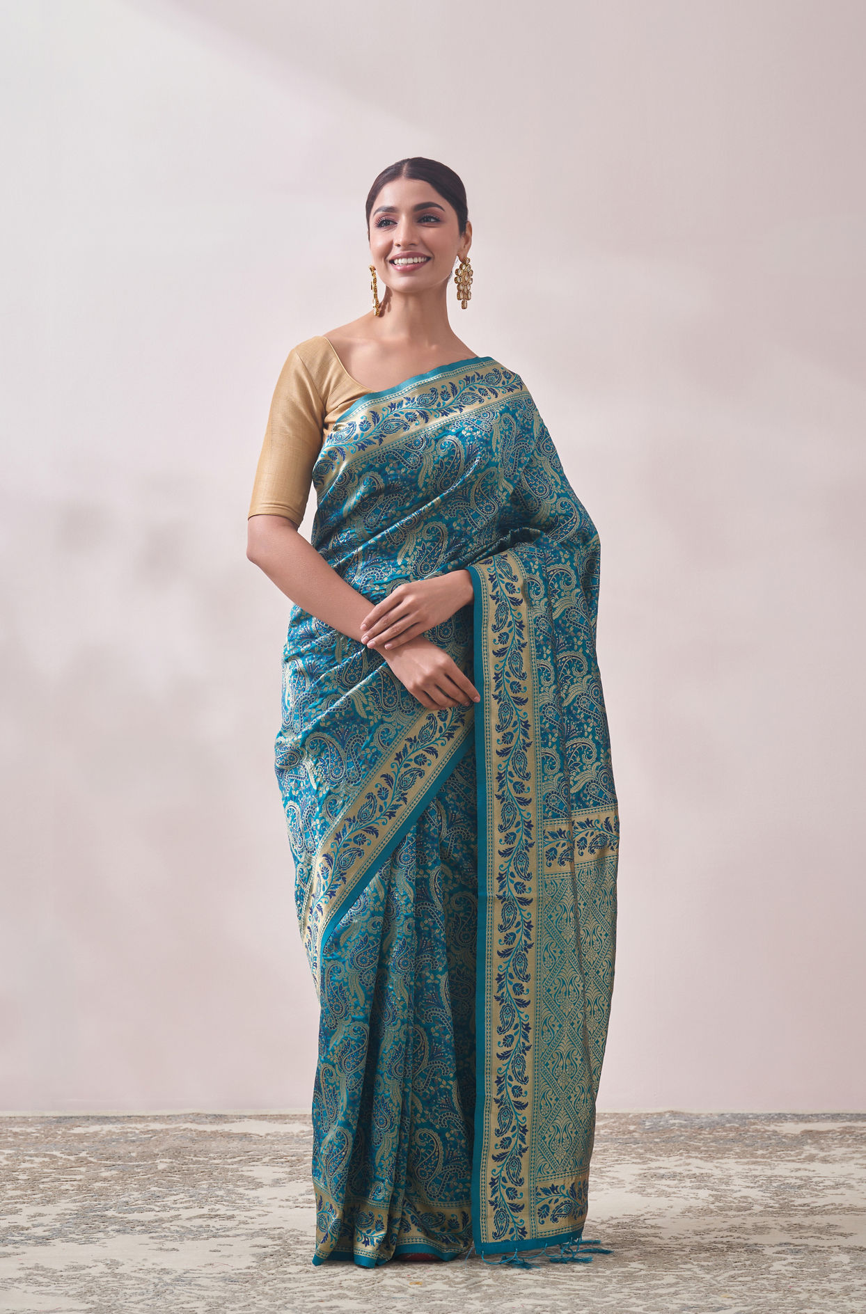 alt message - Mohey Women Teal Blue Patterned Saree image number 0