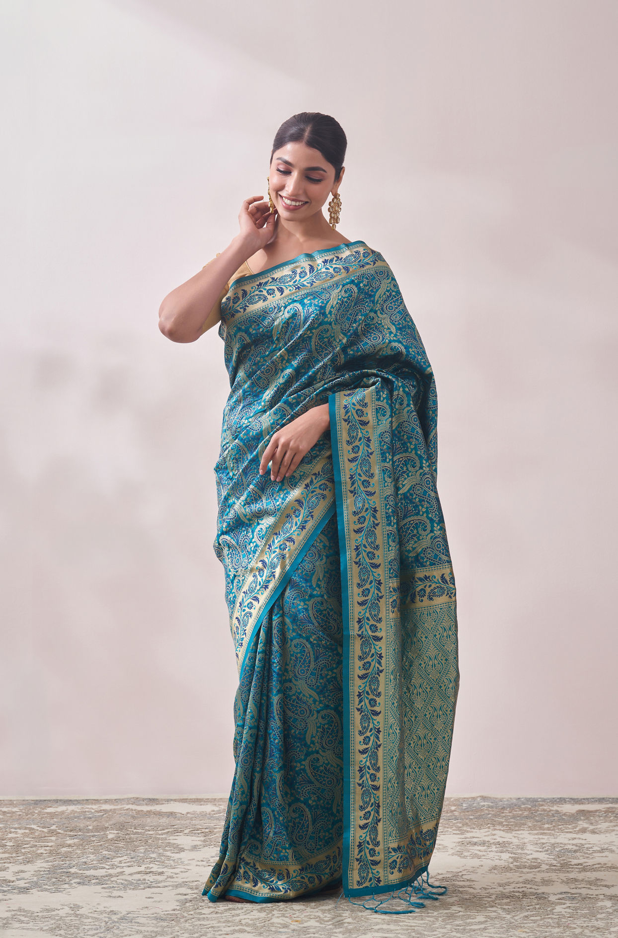 alt message - Mohey Women Teal Blue Patterned Saree image number 3