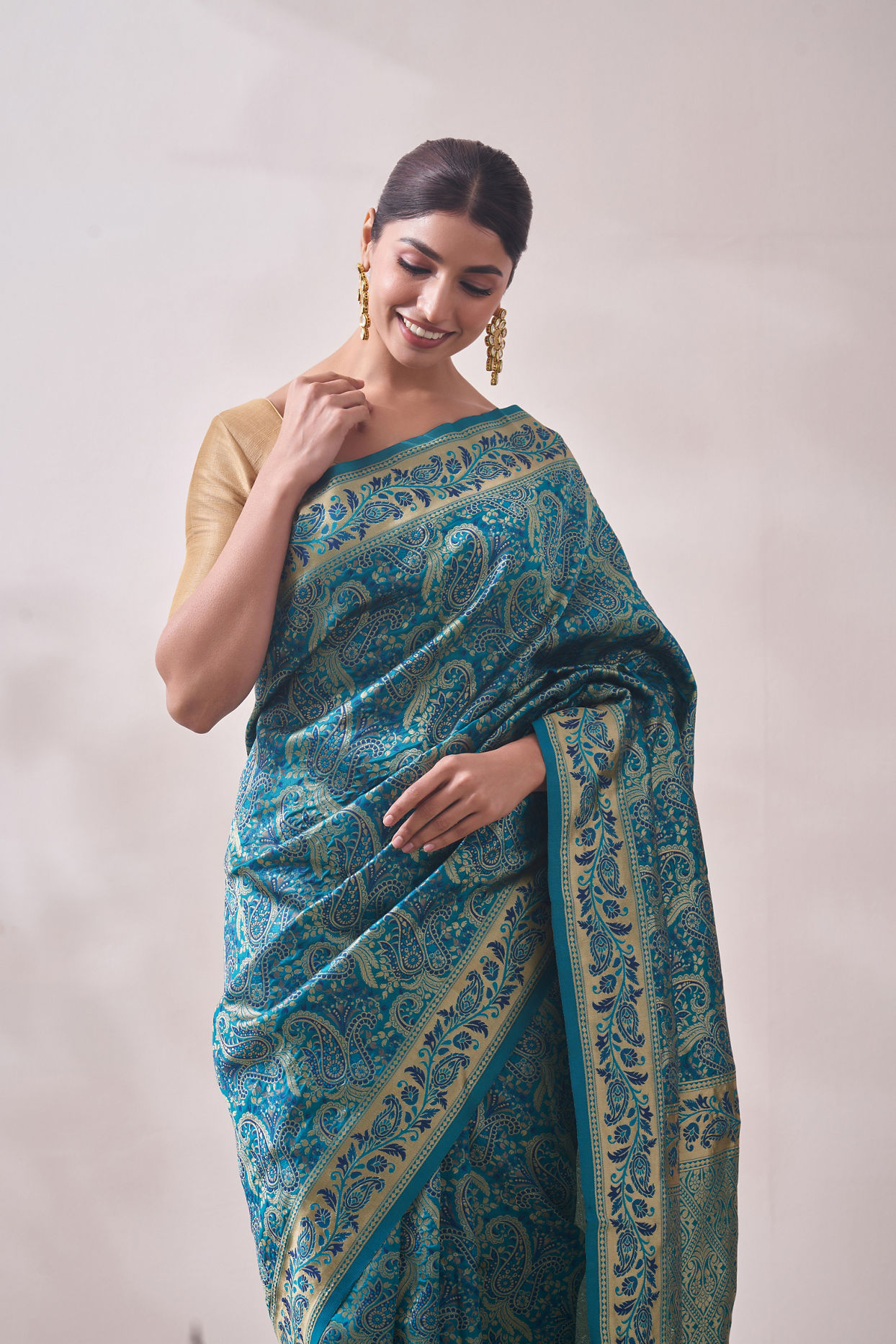 alt message - Mohey Women Teal Blue Patterned Saree image number 1