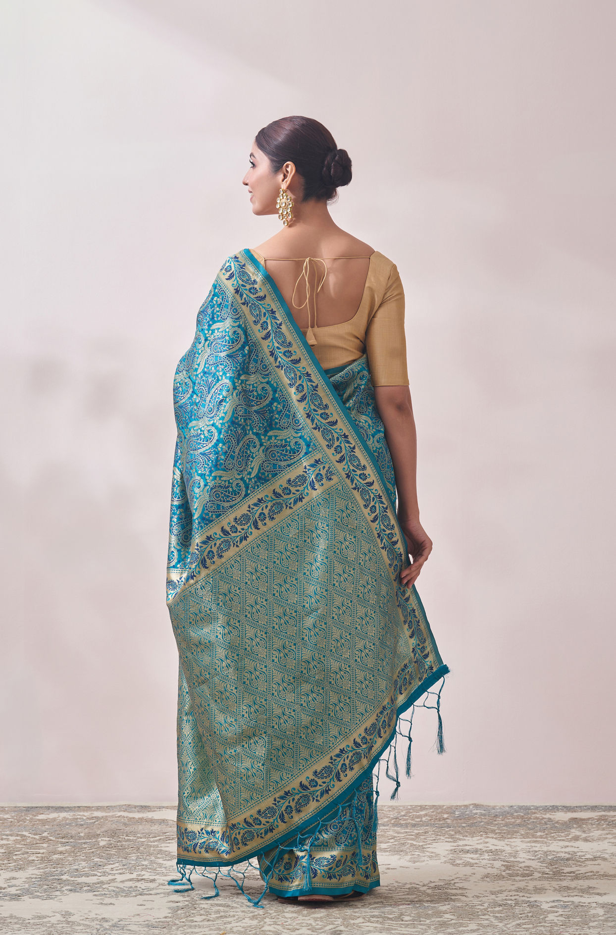 alt message - Mohey Women Teal Blue Patterned Saree image number 2