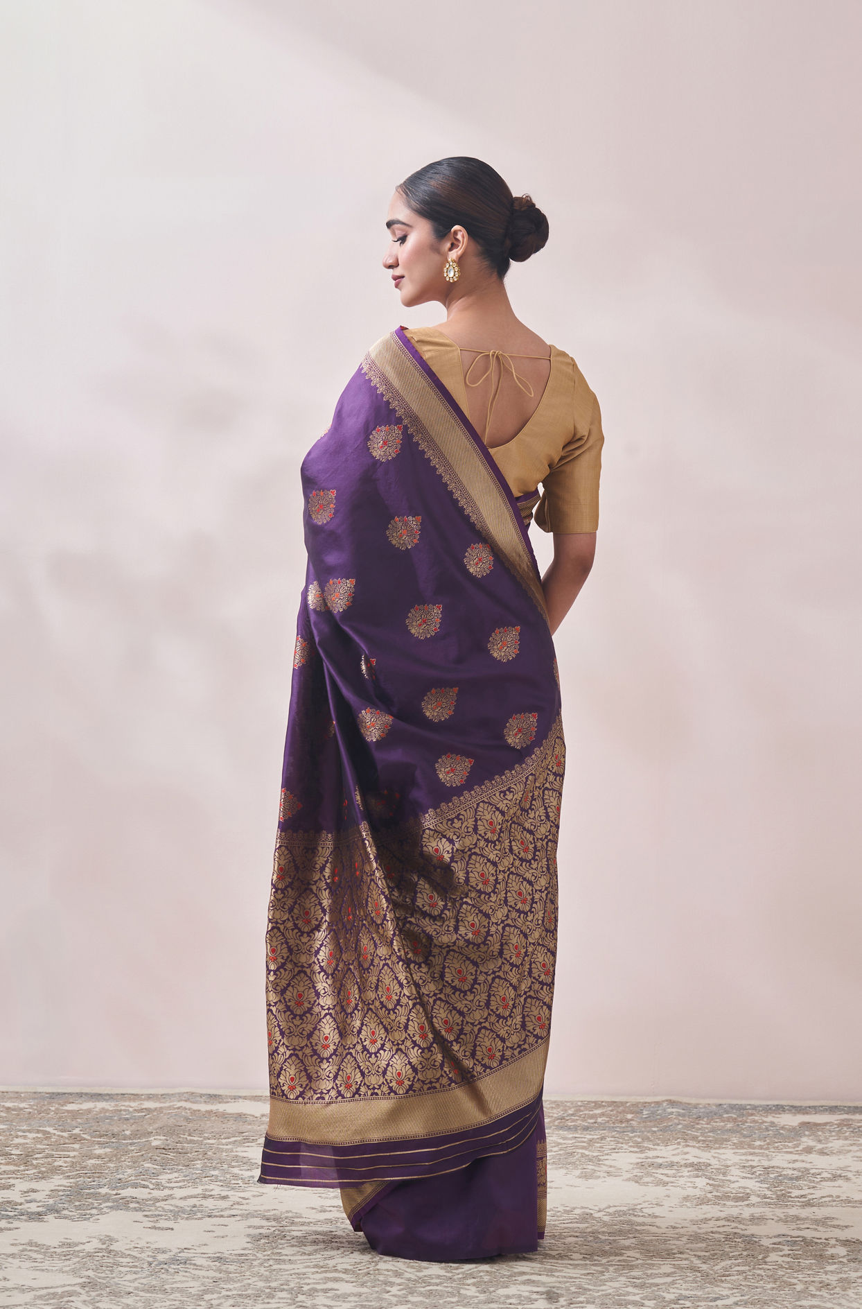 alt message - Mohey Women Dark Purple Contrast Motif Saree image number 2