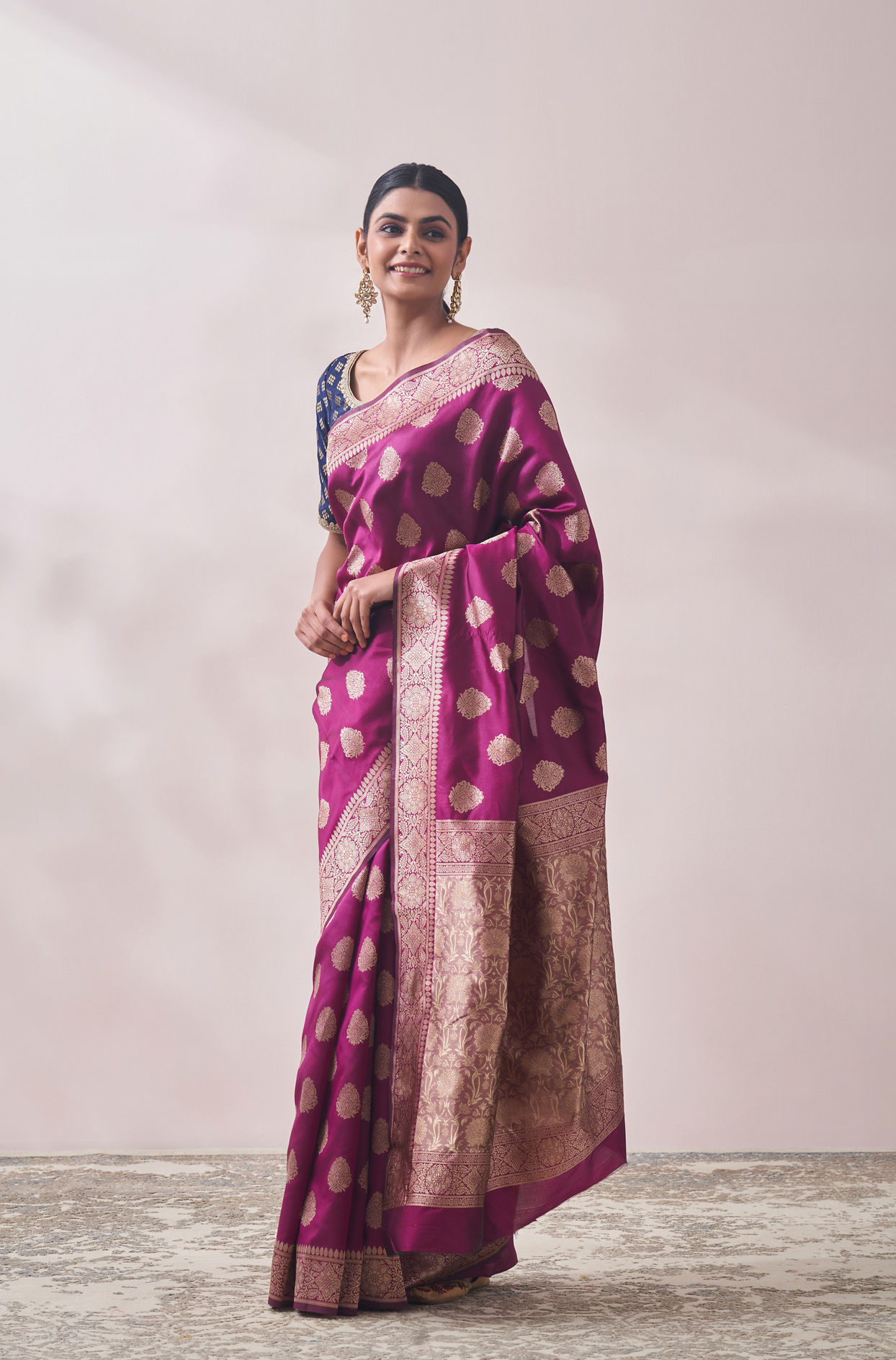 alt message - Mohey Women Deep Wine Patterned Saree image number 3