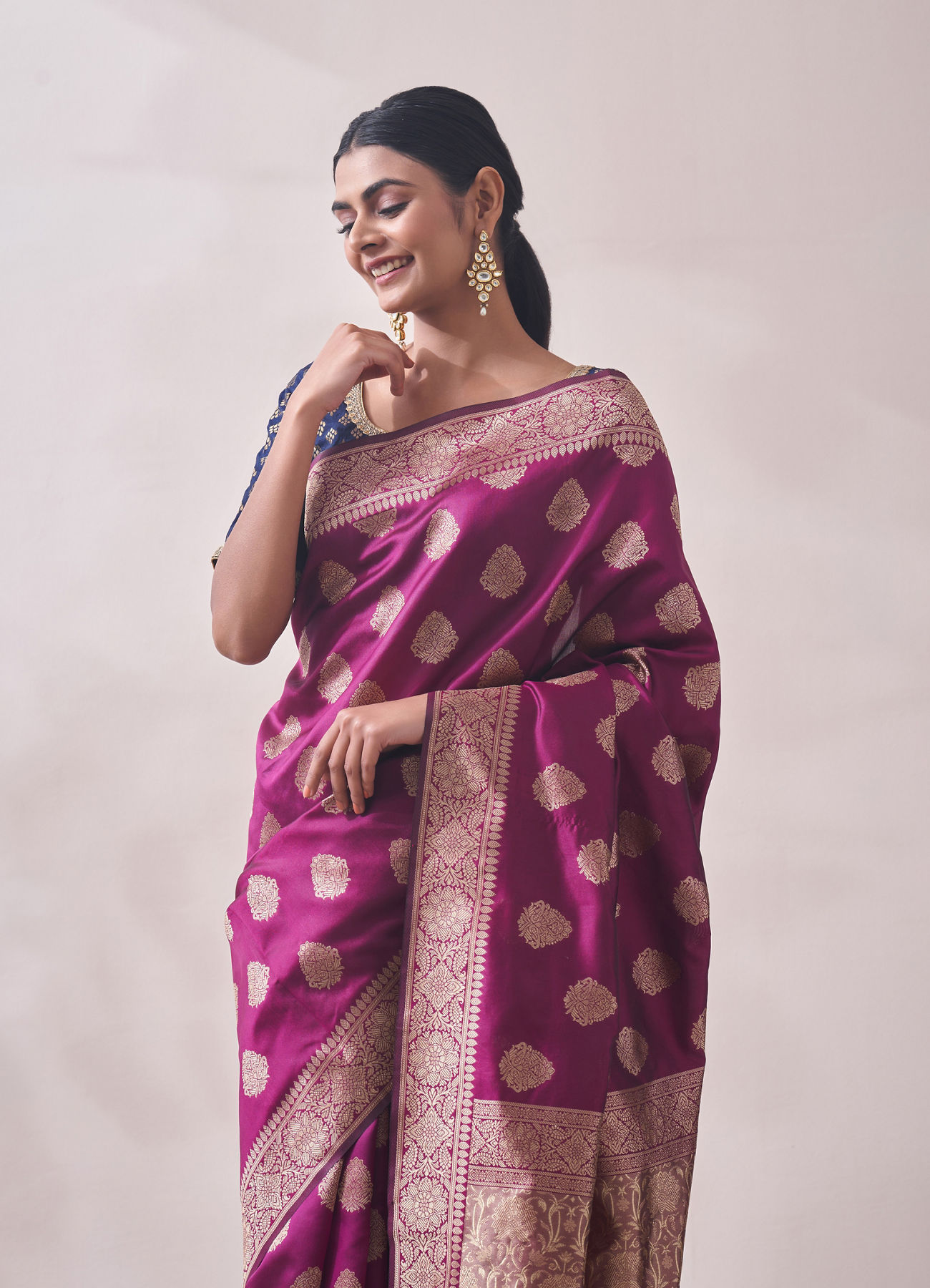 Mohey Women Deep Wine Patterned Saree