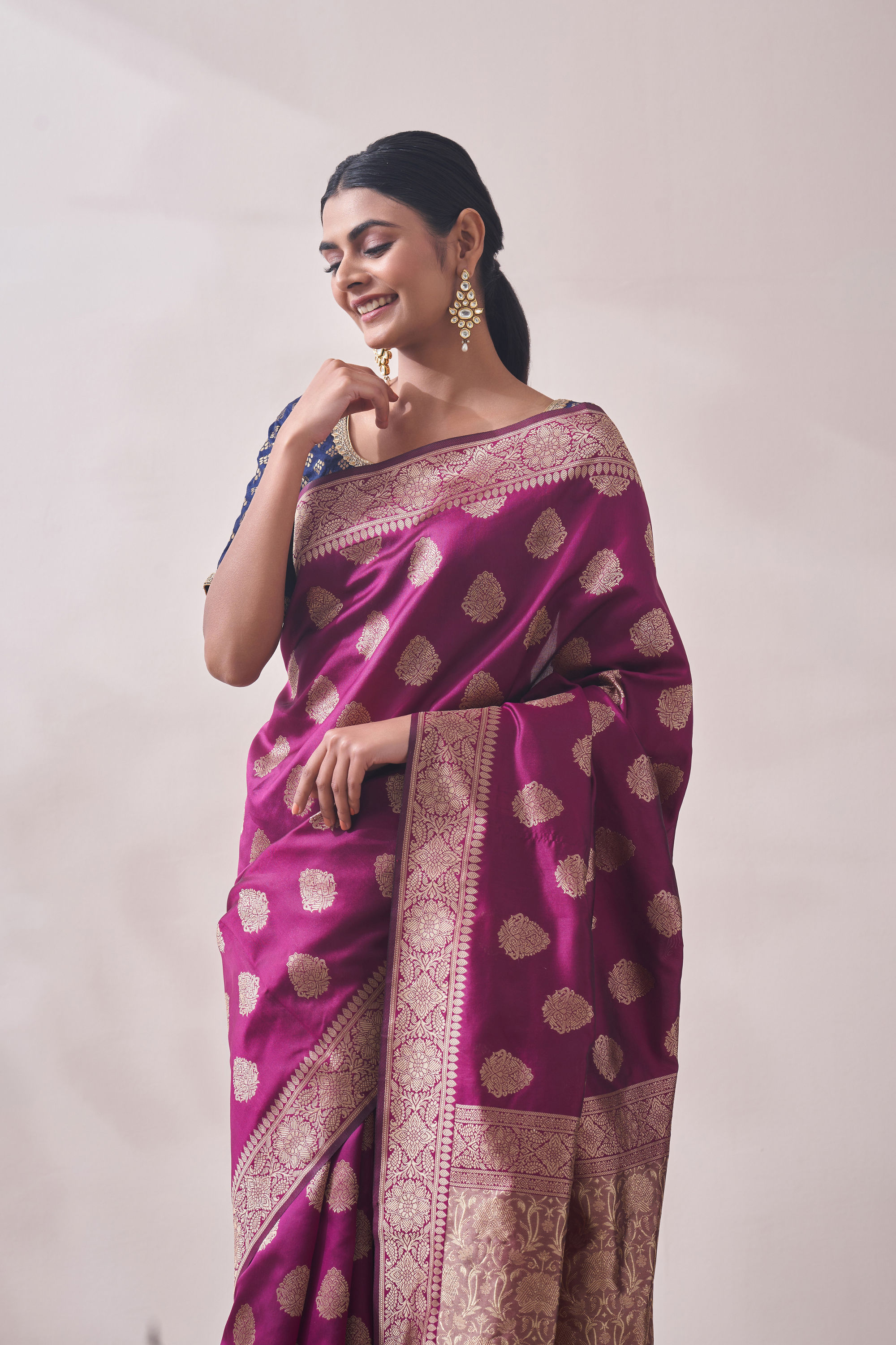 Mohey Women Deep Wine Patterned Saree