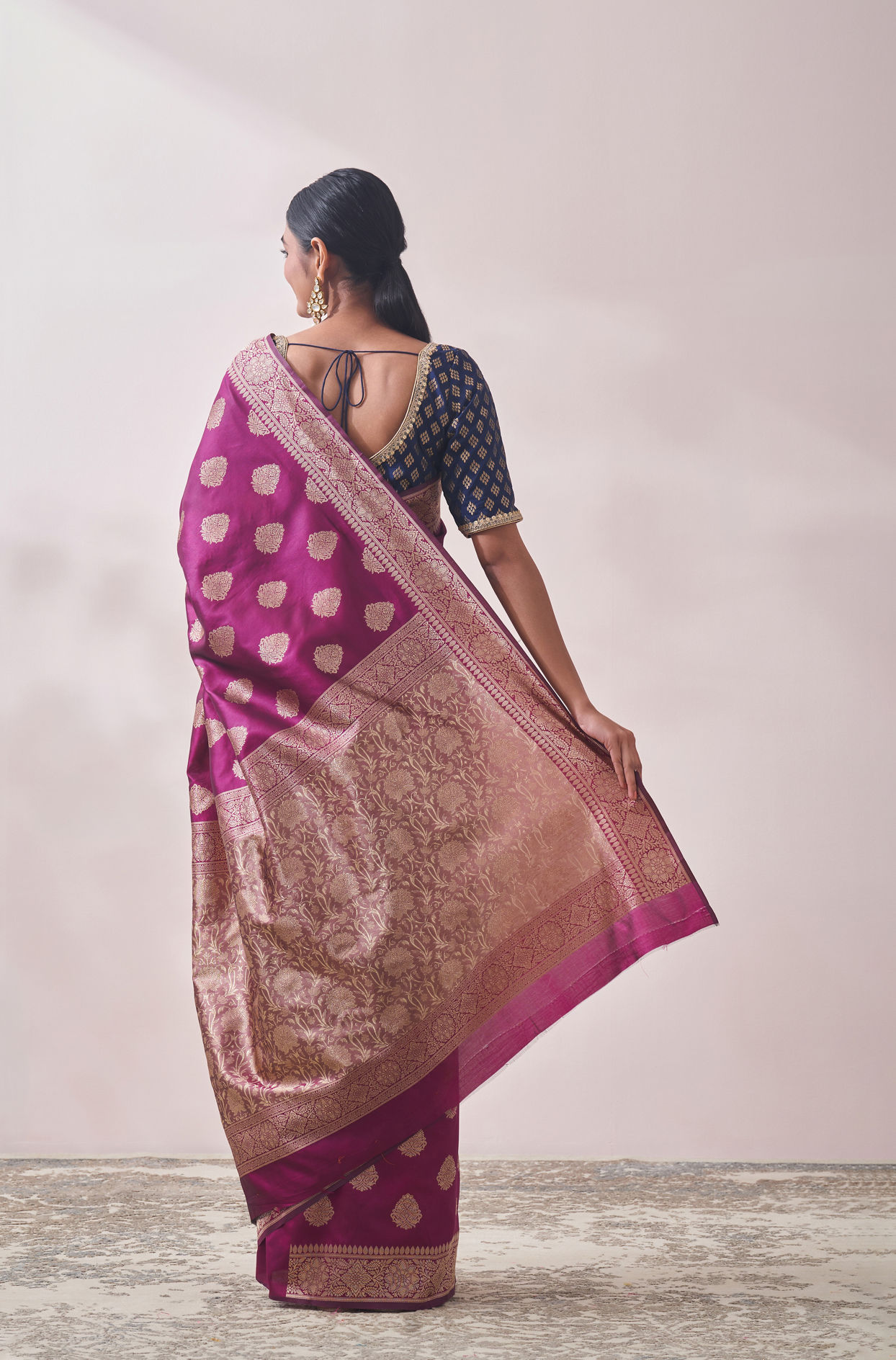 alt message - Mohey Women Deep Wine Patterned Saree image number 2