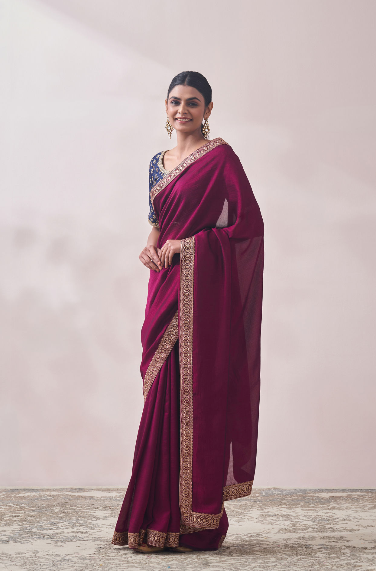 alt message - Mohey Women Deep Wine Patterned Saree image number 3