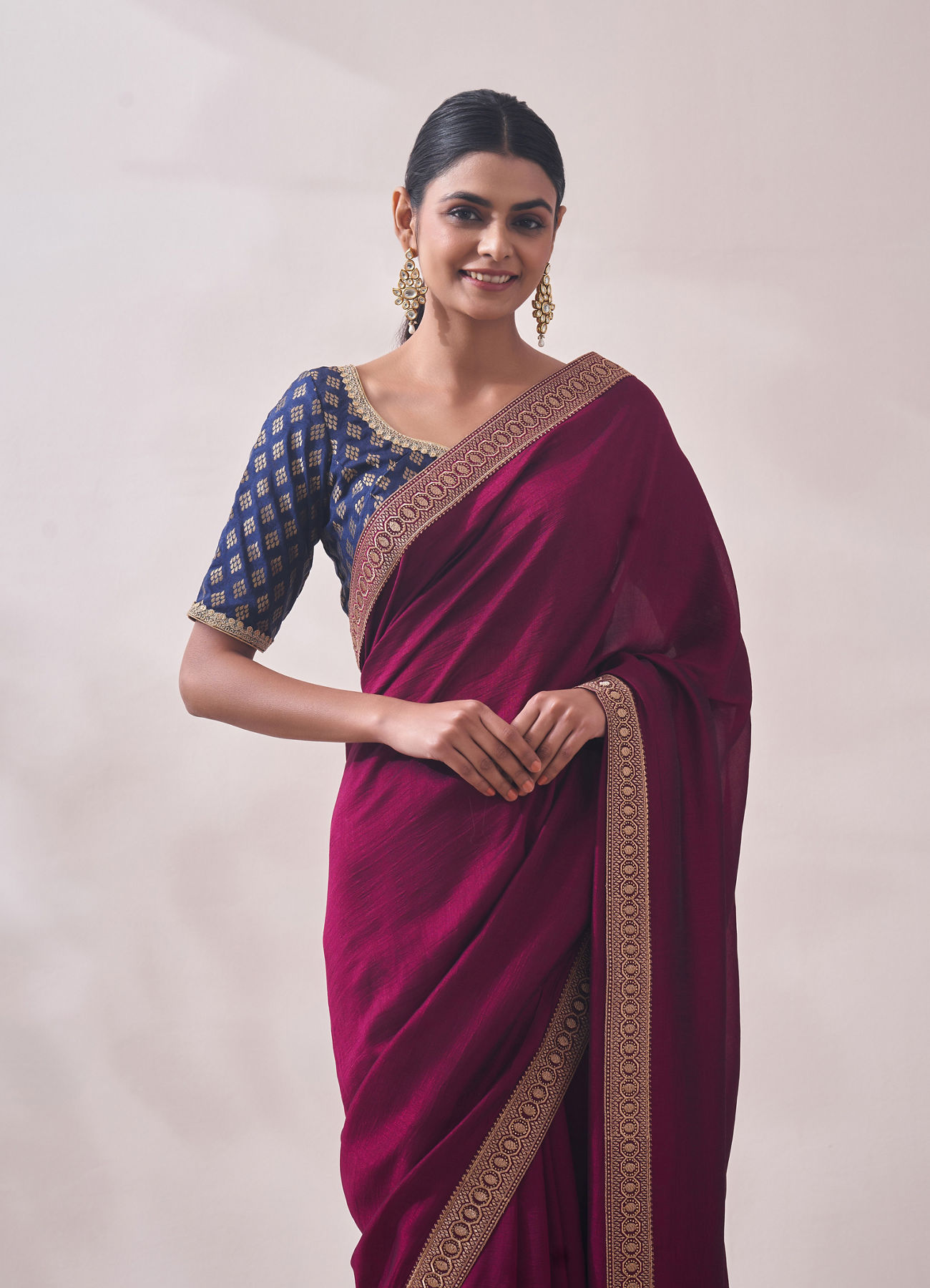 alt message - Mohey Women Deep Wine Patterned Saree image number 1