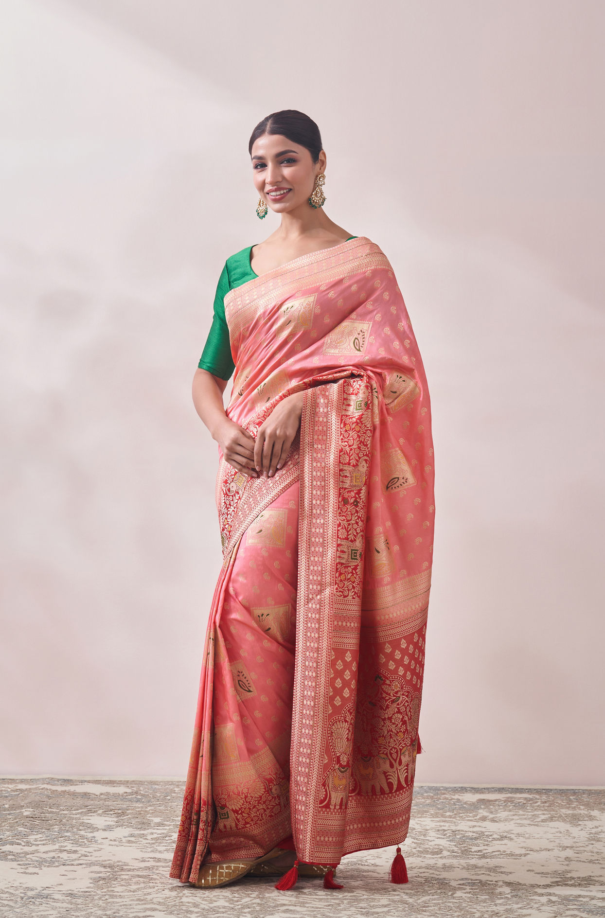 alt message - Mohey Women Light Pink Zari Weaved Saree image number 3