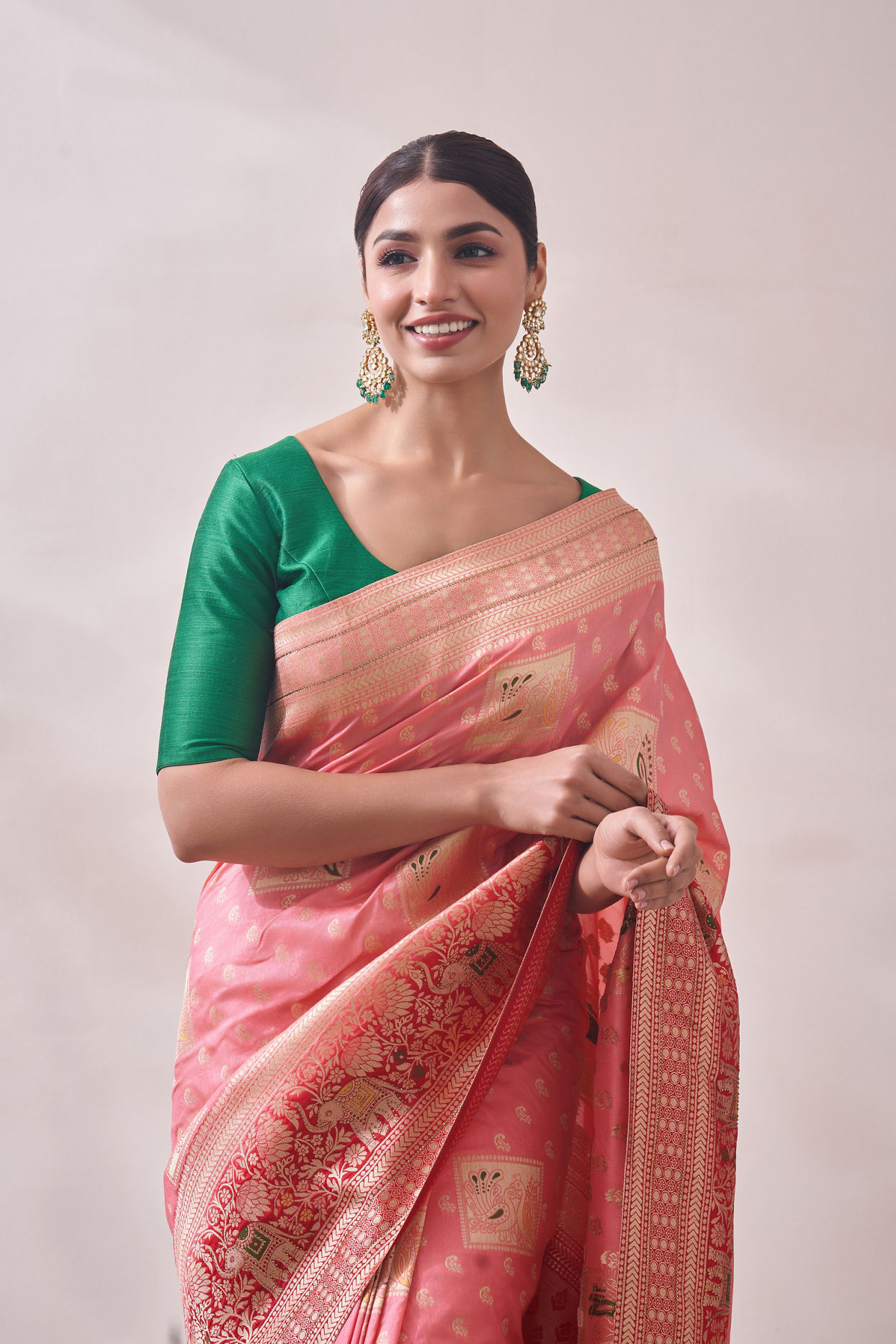 alt message - Mohey Women Light Pink Zari Weaved Saree image number 1