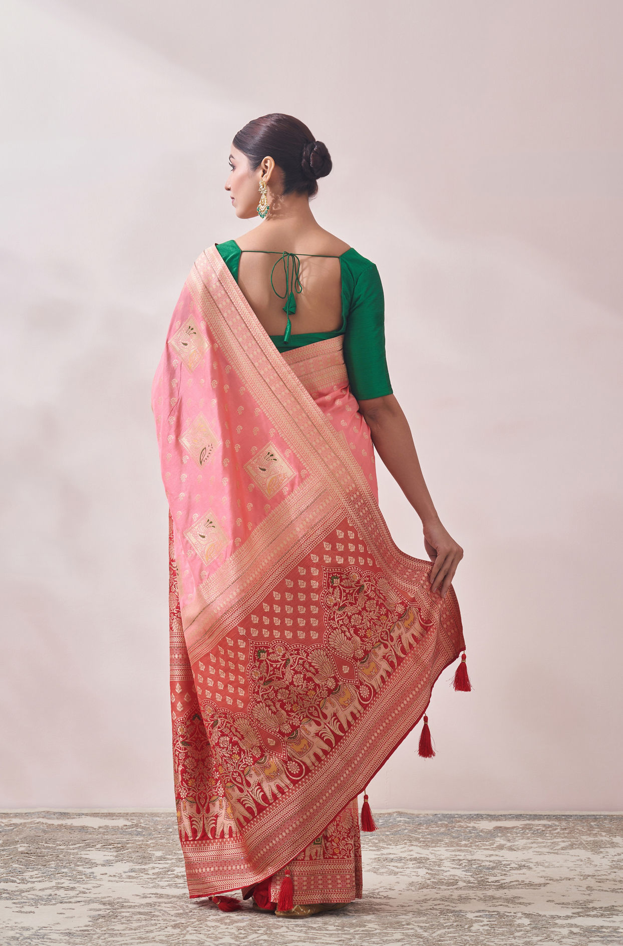 alt message - Mohey Women Light Pink Zari Weaved Saree image number 2