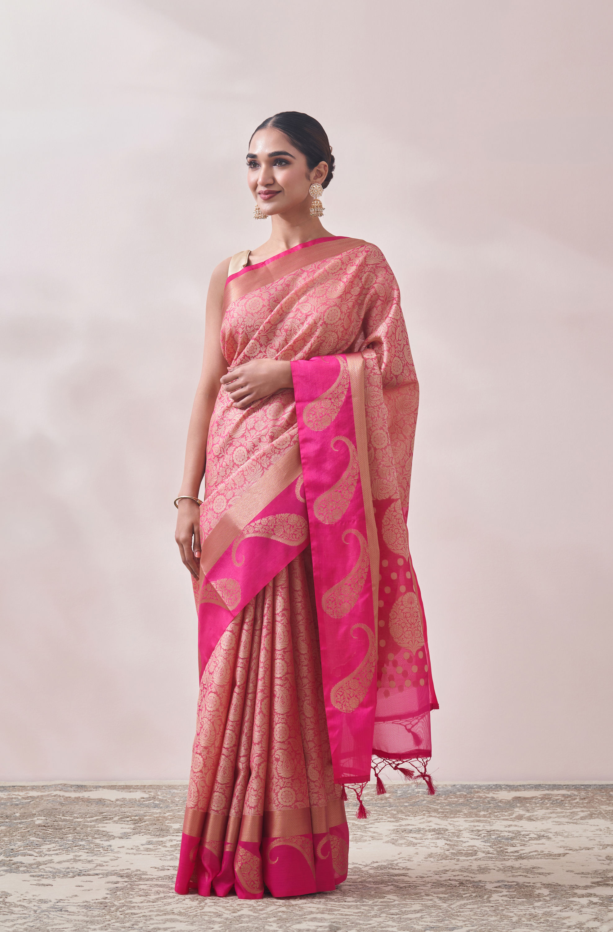 Mohey Women Rani Zari Weaved Saree