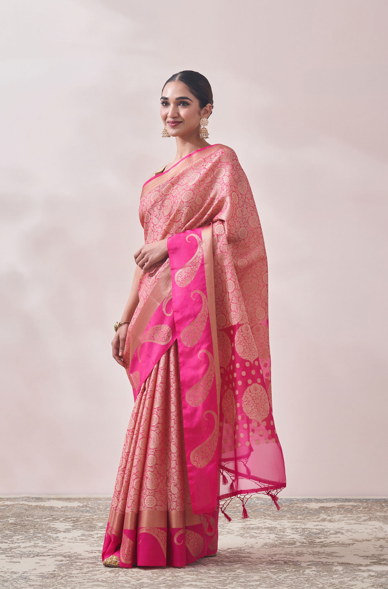 Mohey Women Rani Zari Weaved Saree