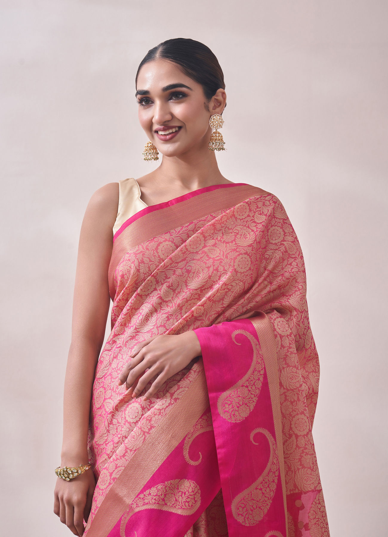 Mohey Women Rani Zari Weaved Saree